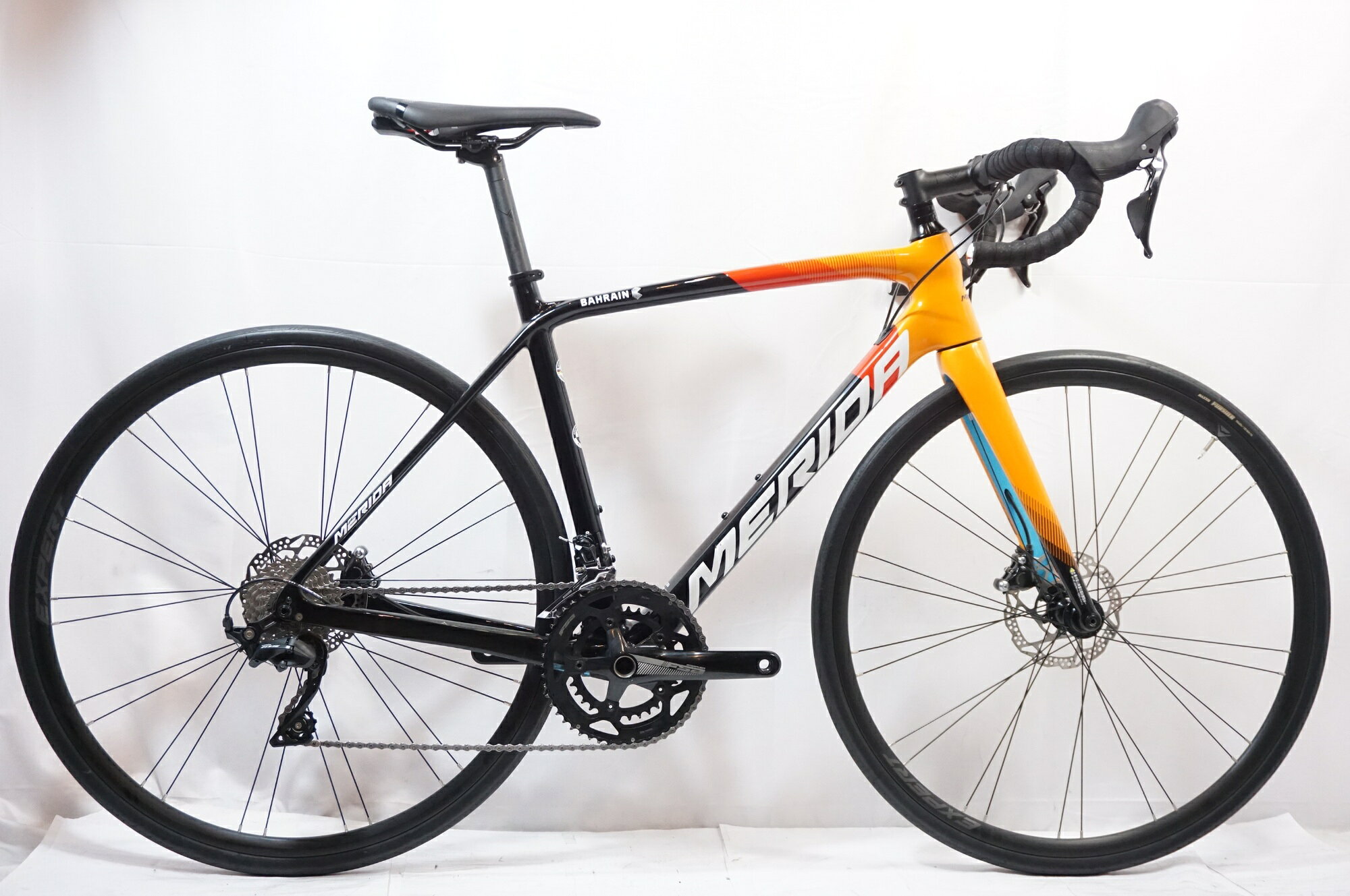 ■商品情報 メーカーサイズ:S シートチューブ(C-T): 500mm トップチューブ(C-C):530mm(ホリゾンタル換算) 適応身長:165-175cm(目安) 重量:約8.4kg フレーム材質:カーボン フロントフォーク:カーボン メインコンポ:SHIMANO フロントディレイラー:SHIMANO 105 R7000 リアディレイラー:SHIMANO 105 R7000 ブレーキ:SHIMANO 105 R7000 クランク:FSA 50-34T 170mm スプロケット:SHIMANO 105 R7000 11-30T シートポスト:純正 27.2mm ハンドル:純正 400mm ステム:純正 90mm サドル:純正 ホイール:純正 タイヤ:700x25C 変速段数:2x11 付属品:ペダル付属なし・携帯工具付属有り ■状態 ・使用に伴うキズやヨゴレ、使用感がございますが、動作に支障はございません。 ・コンポーネントに落としきれない汚れがございます。 ・消耗品に使用感がございます。 ■注意事項【在庫について】 在庫管理は細心の注意を払い行なっておりますが、システムの都合により在庫有と表記の商品につきましても、実在庫の反映との時間差により在庫が無い場合がございます。弊社はそれに伴う全てにおいて一切の責任は負いかねます事、何卒ご了承くださいませ。ご注文頂きました商品のご用意が出来かねました場合は、お電話とメールにてキャンセルご承諾お願いのご連絡をさせて頂きます。【掲載画像について】撮影方法やお客様の閲覧環境により、実際の商品とは違った色の見え方となる場合がございます。上記理由による返品、変更、キャンセルは一切お受け致しかねますまたシステム等の不備により、商品ページに別商品が含まれている、別カラー・仕様が掲載されている、商品情報に誤表記がある場合がございますご不明点がございましたら必ずご注文前にお問い合わせくださいませ。