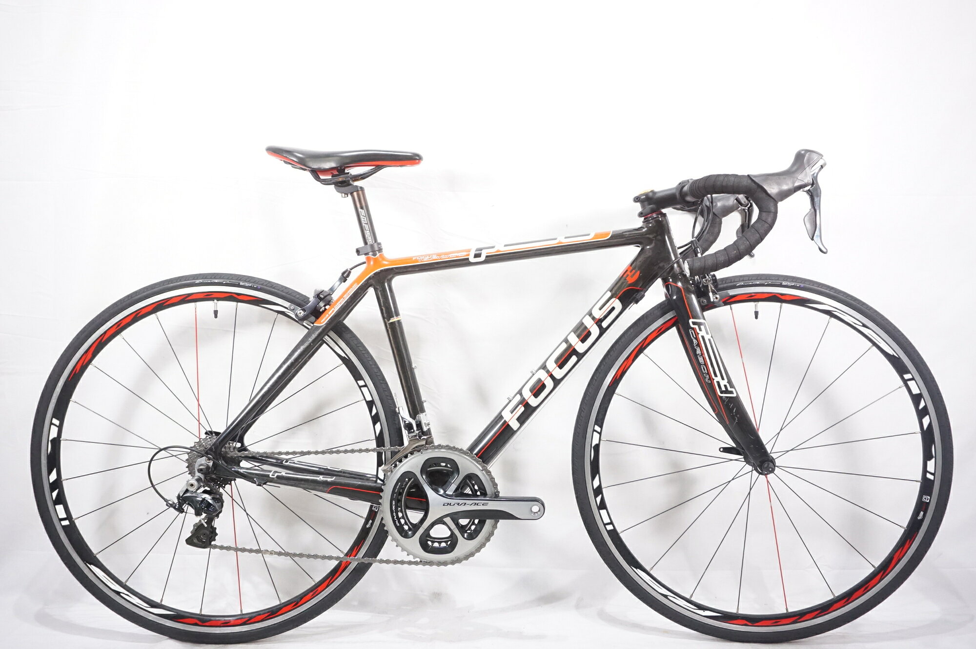 ■商品情報 メーカーサイズ:XS シートチューブ(C-T):470mm トップチューブ(C-C):520mm(ホリゾンタル換算) 適応身長:160-165cm(目安) 重量:約7.8kg フレーム材質:カーボン フロントフォーク:カーボン レバー:SHIMANO DURA-ACE 9001 フロントディレイラー:SHIMANO DURA-ACE 9000 リアディレイラー:SHIMANO DURA-ACE 9000 ブレーキ:SHIMANO 105 5700 クランク:SHIMANO DURA-ACE 9000 52-36T 167.5mm スプロケット:SHIMANO DURA-ACE 9000 11-25T シートポスト:FMF 27.2mm ハンドル:VARIABLE 400mm ステム:PRO 70mm サドル:DRBIKE ホイール:MOTION タイヤ:700x25C 変速段数:2x11 付属品:なし(ペダル付属なし) ■状態 使用に伴うキズやヨゴレが全体的に多くございます。 コラムカット大、シートポストのカットがございます。 シートクランプ付近の塗装がやすり掛けされたかのように削れております。 ブラケットカバーにヨゴレ、やや劣化がございます。 サドルに破れ、レールにサビあり 全体的にやや日焼け、黄ばみがございます。 ■注意事項【在庫について】 在庫管理は細心の注意を払い行なっておりますが、システムの都合により在庫有と表記の商品につきましても、実在庫の反映との時間差により在庫が無い場合がございます。弊社はそれに伴う全てにおいて一切の責任は負いかねます事、何卒ご了承くださいませ。ご注文頂きました商品のご用意が出来かねました場合は、お電話とメールにてキャンセルご承諾お願いのご連絡をさせて頂きます。【掲載画像について】撮影方法やお客様の閲覧環境により、実際の商品とは違った色の見え方となる場合がございます。上記理由による返品、変更、キャンセルは一切お受け致しかねますまたシステム等の不備により、商品ページに別商品が含まれている、別カラー・仕様が掲載されている、商品情報に誤表記がある場合がございますご不明点がございましたら必ずご注文前にお問い合わせくださいませ。