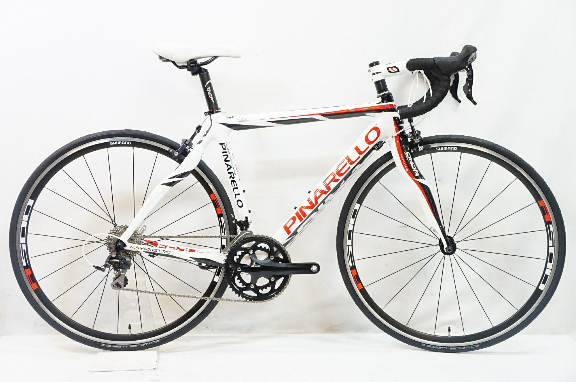 ■商品情報 サイズ: 470s シートチューブ(C-T): 490mm トップチューブ(C-C): 528mm(水平換算) 適応身長: 約163-172cm(目安) 重量: 約9.0kg フレーム/フォーク: カーボン 変速: SHIMANO 105 5700 2x10段 (純正構成と思われます) ブレーキ: SHIMANO 105 5700 ホイール: SHIMANO 105 WH-R501 タイヤ: 700x23C 付属品: なし (ペダル付属なし) ■状態 若干の小傷がございますが、使用感は非常に少なく良好な状態です。 サドルに少々擦れや黒ずみがございます。 フレームの傷防止ステッカーに黄ばみがございます。 前後タイヤとバーテープを新品に交換済みです。 ■注意事項【在庫について】 在庫管理は細心の注意を払い行なっておりますが、システムの都合により在庫有と表記の商品につきましても、実在庫の反映との時間差により在庫が無い場合がございます。弊社はそれに伴う全てにおいて一切の責任は負いかねます事、何卒ご了承くださいませ。ご注文頂きました商品のご用意が出来かねました場合は、お電話とメールにてキャンセルご承諾お願いのご連絡をさせて頂きます。【掲載画像について】撮影方法やお客様の閲覧環境により、実際の商品とは違った色の見え方となる場合がございます。上記理由による返品、変更、キャンセルは一切お受け致しかねますまたシステム等の不備により、商品ページに別商品が含まれている、別カラー・仕様が掲載されている、商品情報に誤表記がある場合がございますご不明点がございましたら必ずご注文前にお問い合わせくださいませ。