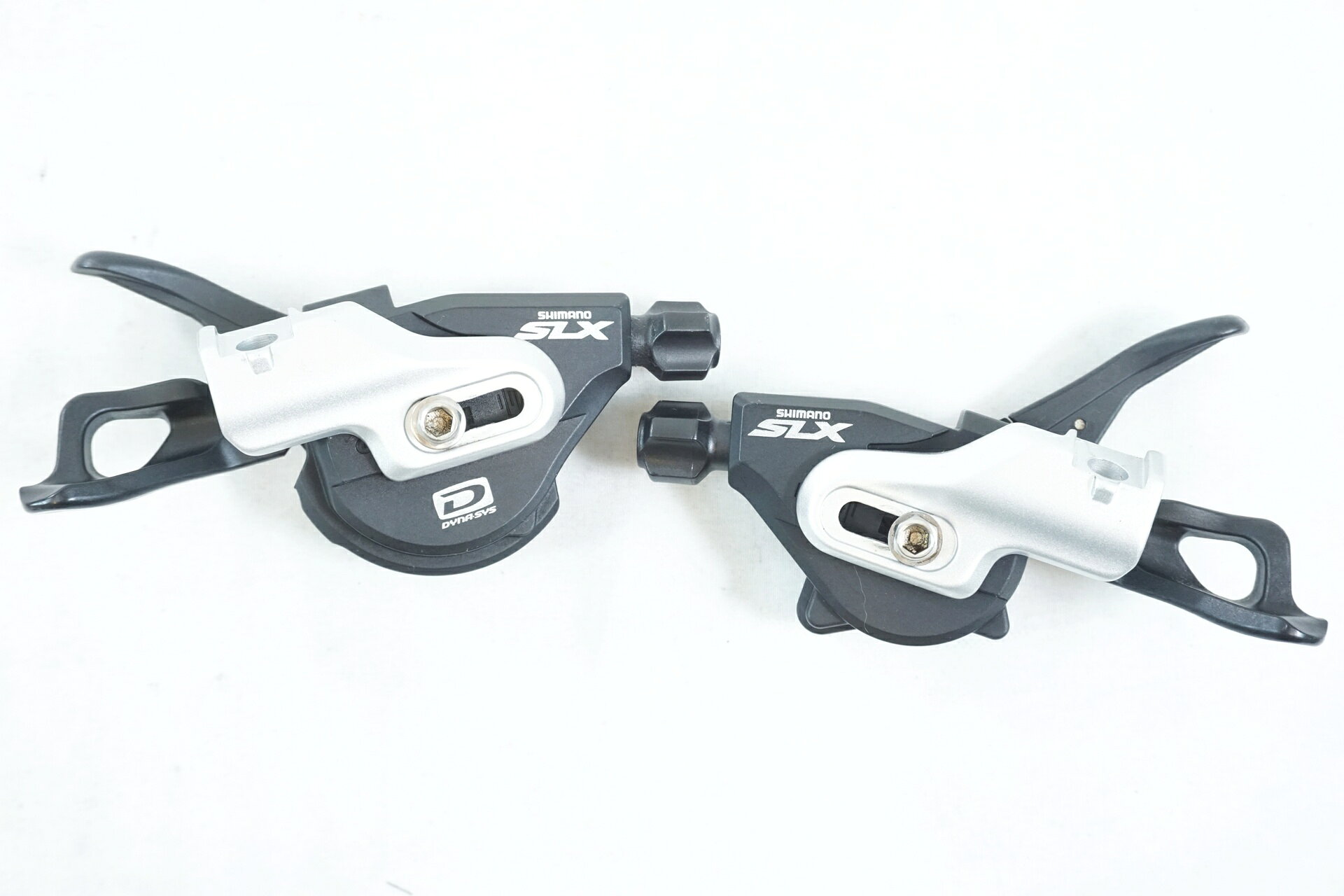 ■商品情報・SHIMANO SLX SL-M670-B ・ラピッドファイヤーシフター・I-SPEC Bタイプ・変則段数：2/3x10速・重量：233g■状態・使用に伴う傷や汚れがございます。・動作確認済みですので問題なくご使用いただけます。■付属品・なし※画像に掲載している物で全てでございます。※掲載画像以外にもキズや汚れはございますが、写真の掲載可能枚数の都合上、目立つ箇所を優先的に抜粋しております。 ■注意事項【在庫について】 在庫管理は細心の注意を払い行なっておりますが、システムの都合により在庫有と表記の商品につきましても、実在庫の反映との時間差により在庫が無い場合がございます。弊社はそれに伴う全てにおいて一切の責任は負いかねます事、何卒ご了承くださいませ。ご注文頂きました商品のご用意が出来かねました場合は、お電話とメールにてキャンセルご承諾お願いのご連絡をさせて頂きます。【掲載画像について】撮影方法やお客様の閲覧環境により、実際の商品とは違った色の見え方となる場合がございます。上記理由による返品、変更、キャンセルは一切お受け致しかねますまたシステム等の不備により、商品ページに別商品が含まれている、別カラー・仕様が掲載されている、商品情報に誤表記がある場合がございますご不明点がございましたら必ずご注文前にお問い合わせくださいませ。