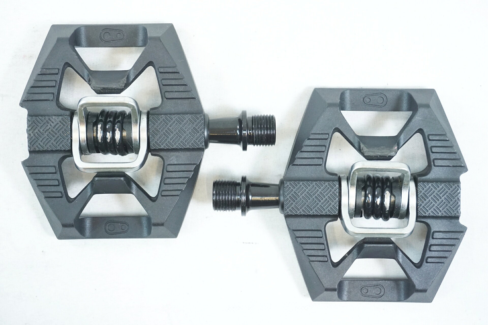 ■商品情報・CRANKBROTHERS DOUBLE SHOT 1・ビンディング・クリート：リリースクリート・重量：370g(実測値)■状態・使用に伴う傷や汚れがございます。・ゴリカンはございません。・ガタツキが少し見受けられますが、問題なくご使用いただけます。■付属品・リリースクリート※画像に掲載している物で全てでございます。※掲載画像以外にもキズや汚れはございますが、写真の掲載可能枚数の都合上、目立つ箇所を優先的に抜粋しております。 ■注意事項【在庫について】 在庫管理は細心の注意を払い行なっておりますが、システムの都合により在庫有と表記の商品につきましても、実在庫の反映との時間差により在庫が無い場合がございます。弊社はそれに伴う全てにおいて一切の責任は負いかねます事、何卒ご了承くださいませ。ご注文頂きました商品のご用意が出来かねました場合は、お電話とメールにてキャンセルご承諾お願いのご連絡をさせて頂きます。【掲載画像について】撮影方法やお客様の閲覧環境により、実際の商品とは違った色の見え方となる場合がございます。上記理由による返品、変更、キャンセルは一切お受け致しかねますまたシステム等の不備により、商品ページに別商品が含まれている、別カラー・仕様が掲載されている、商品情報に誤表記がある場合がございますご不明点がございましたら必ずご注文前にお問い合わせくださいませ。