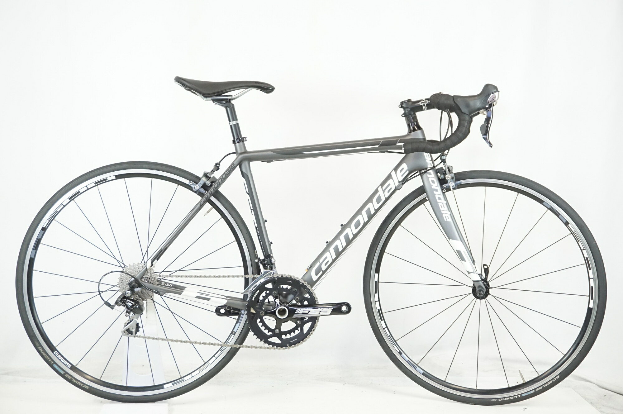 ■商品情報 メーカーサイズ:48 シートチューブ(C-T):490mm トップチューブ(C-C):510mm(ホリゾンタル換算) 適応身長:160-167cm(目安) 重量:約8.1kg フレーム材質:カーボン フロントフォーク:カーボン レバー:SHIMANO 105 5700 フロントディレイラー:SHIMANO 105 5700 リアディレイラー:SHIMANO 105 5700 ブレーキ:SHIMANO ULTEGRA 6800 クランク:FSA 50-34T 170mm スプロケット:SHIMANO 12-28T シートポスト:純正 27.2mm ハンドル:CINELLI 380mm ステム:純正 90mm サドル:FABRIC ホイール:SHIMANO WH-R501 タイヤ:700x23c 変速段数:2x10 付属品:なし(ペダル付属なし) ■状態 ・整備済みの車体でございます。 ・使用に伴う傷等がございます。 ・ヘッドキャップの6角穴が舐めかけております(現在は回すことは可能です)。 ・バーテープを新品に交換済みです。 ■注意事項【在庫について】 在庫管理は細心の注意を払い行なっておりますが、システムの都合により在庫有と表記の商品につきましても、実在庫の反映との時間差により在庫が無い場合がございます。弊社はそれに伴う全てにおいて一切の責任は負いかねます事、何卒ご了承くださいませ。ご注文頂きました商品のご用意が出来かねました場合は、お電話とメールにてキャンセルご承諾お願いのご連絡をさせて頂きます。【掲載画像について】撮影方法やお客様の閲覧環境により、実際の商品とは違った色の見え方となる場合がございます。上記理由による返品、変更、キャンセルは一切お受け致しかねますまたシステム等の不備により、商品ページに別商品が含まれている、別カラー・仕様が掲載されている、商品情報に誤表記がある場合がございますご不明点がございましたら必ずご注文前にお問い合わせくださいませ。