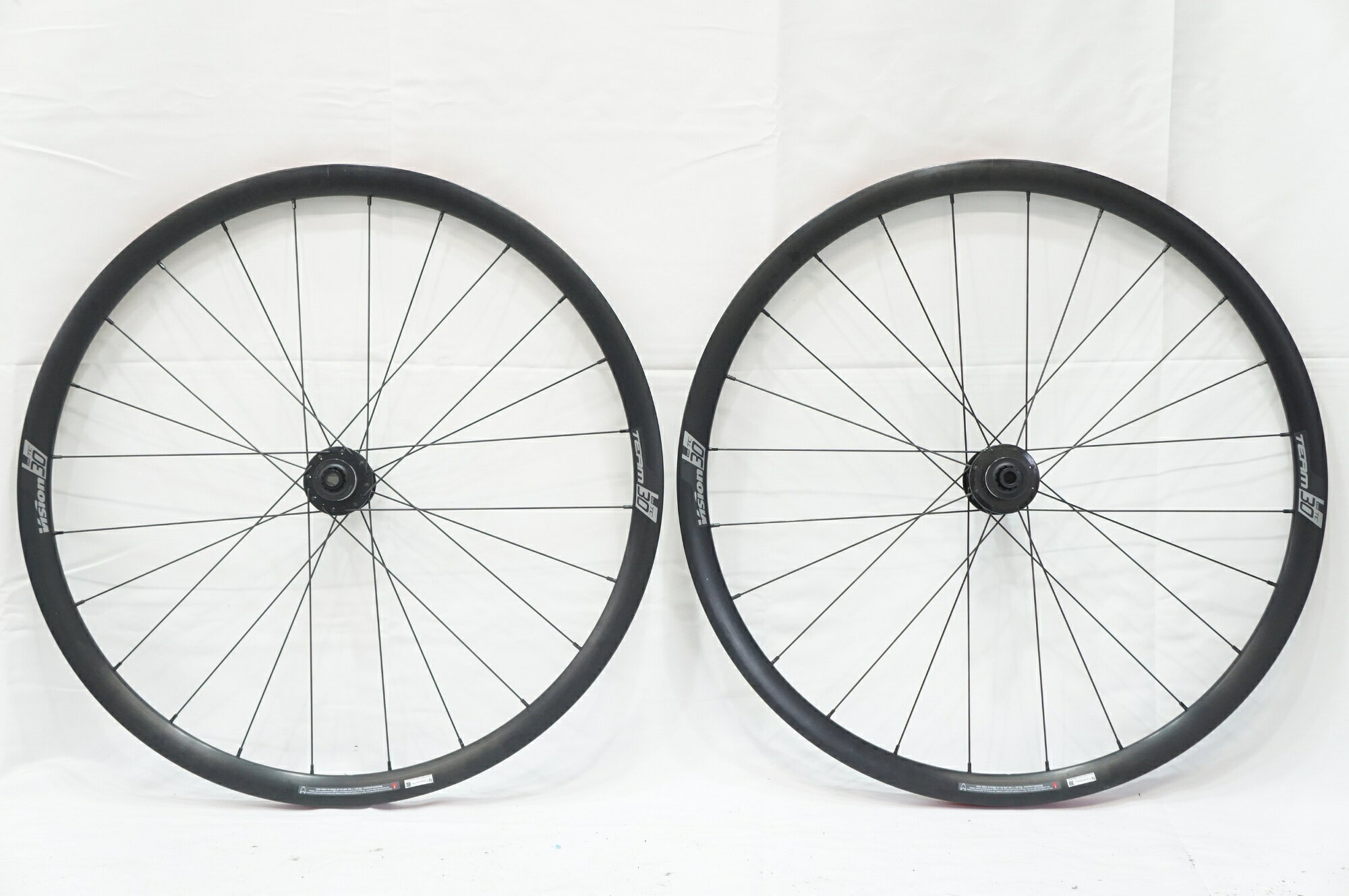 ■商品情報サイズ：700Cリム幅：(内-内)約19mmリムタイプ：クリンチャーフリータイプ：SHIMANO / SRAM 11S重量 F：約910g (タイヤなし)重量 R：約1030g (タイヤなし)エンド幅 F：100mmエンド幅 R：142mmブレーキタイプ：ディスクブレーキ(センターロック)タイヤ ：なしその他付属品：なし■状態使用に伴うキズ、ヨゴレ等がございます。フロントリムに1-2mm、リアリムに4-5mm程度のフレがございます。 ■注意事項【在庫について】 在庫管理は細心の注意を払い行なっておりますが、システムの都合により在庫有と表記の商品につきましても、実在庫の反映との時間差により在庫が無い場合がございます。弊社はそれに伴う全てにおいて一切の責任は負いかねます事、何卒ご了承くださいませ。ご注文頂きました商品のご用意が出来かねました場合は、お電話とメールにてキャンセルご承諾お願いのご連絡をさせて頂きます。【掲載画像について】撮影方法やお客様の閲覧環境により、実際の商品とは違った色の見え方となる場合がございます。上記理由による返品、変更、キャンセルは一切お受け致しかねますまたシステム等の不備により、商品ページに別商品が含まれている、別カラー・仕様が掲載されている、商品情報に誤表記がある場合がございますご不明点がございましたら必ずご注文前にお問い合わせくださいませ。