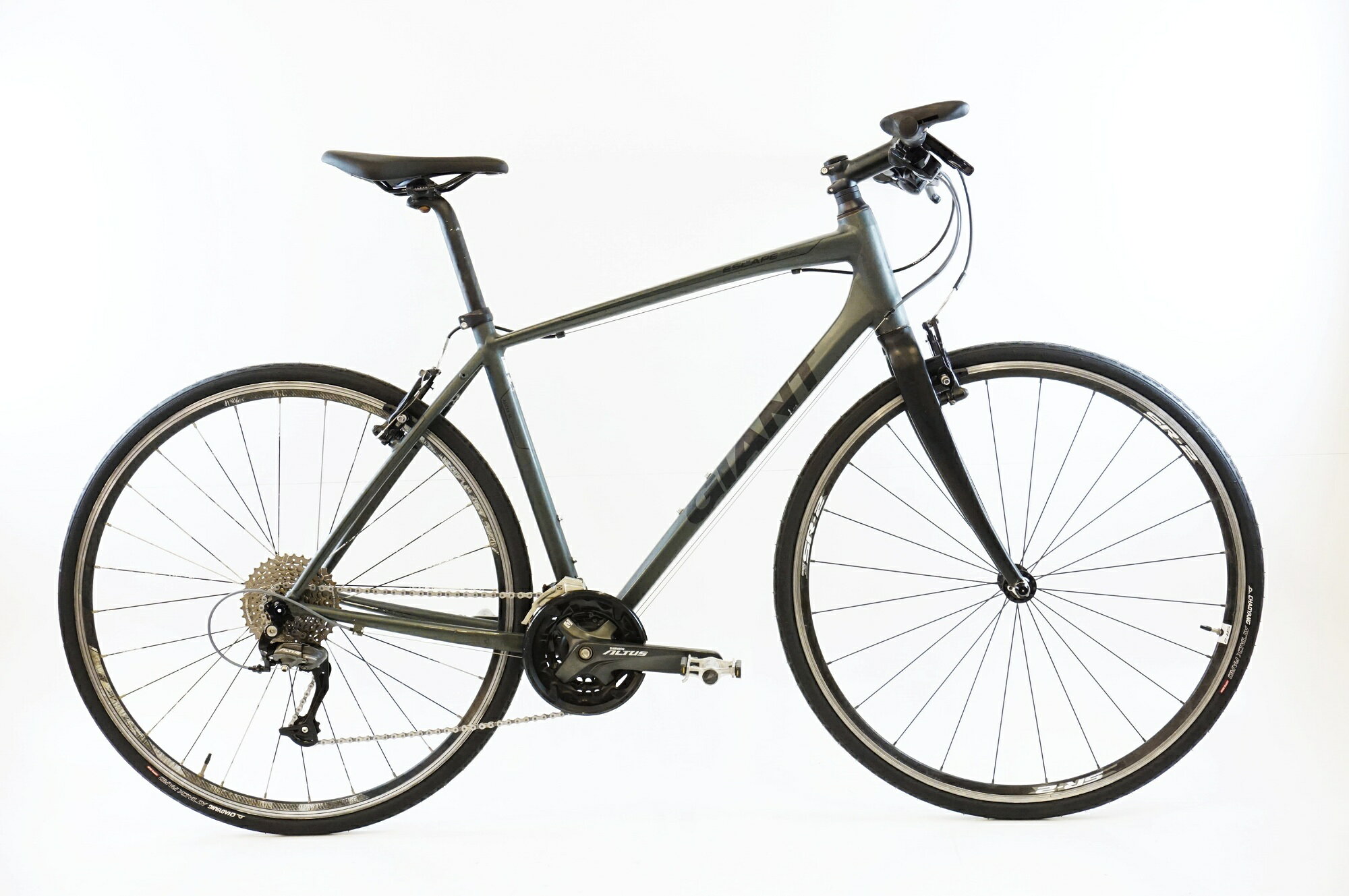 ■商品情報 メーカーサイズ:M シートチューブ(C-T): 510mm トップチューブ(C-C):560mm(ホリゾンタル換算) 適応身長:170-185cm(目安) 重量:約10.5kg フレーム材質:アルミ フロントフォーク:カーボン レバー:SHIMANO フロントディレイラー:SHIMANO リアディレイラー:SHIMANO ALTUS ブレーキ:SHIMANO Vブレーキ クランク:SHIMANO ALTUS スプロケット:SHIMANO シートポスト:ノーブランド,アルミ サドル:NOGCHI タイヤ:700x28C クリンチャー 変速段数:3x9 付属品:ペダル ■状態 使用に伴うキズやサビ、使用感がございますが、動作に支障はございません。 前後ブレーキシュー、前後タイヤ、サドルを新品に交換しています。 掲載画像以外にも細かい傷や多少の汚れがございます。 写真はなるべく実際の色に近づけておりますが、閲覧する環境によって色が異なる場合がございます。 ■注意事項【在庫について】 在庫管理は細心の注意を払い行なっておりますが、システムの都合により在庫有と表記の商品につきましても、実在庫の反映との時間差により在庫が無い場合がございます。弊社はそれに伴う全てにおいて一切の責任は負いかねます事、何卒ご了承くださいませ。ご注文頂きました商品のご用意が出来かねました場合は、お電話とメールにてキャンセルご承諾お願いのご連絡をさせて頂きます。【掲載画像について】撮影方法やお客様の閲覧環境により、実際の商品とは違った色の見え方となる場合がございます。上記理由による返品、変更、キャンセルは一切お受け致しかねますまたシステム等の不備により、商品ページに別商品が含まれている、別カラー・仕様が掲載されている、商品情報に誤表記がある場合がございますご不明点がございましたら必ずご注文前にお問い合わせくださいませ。
