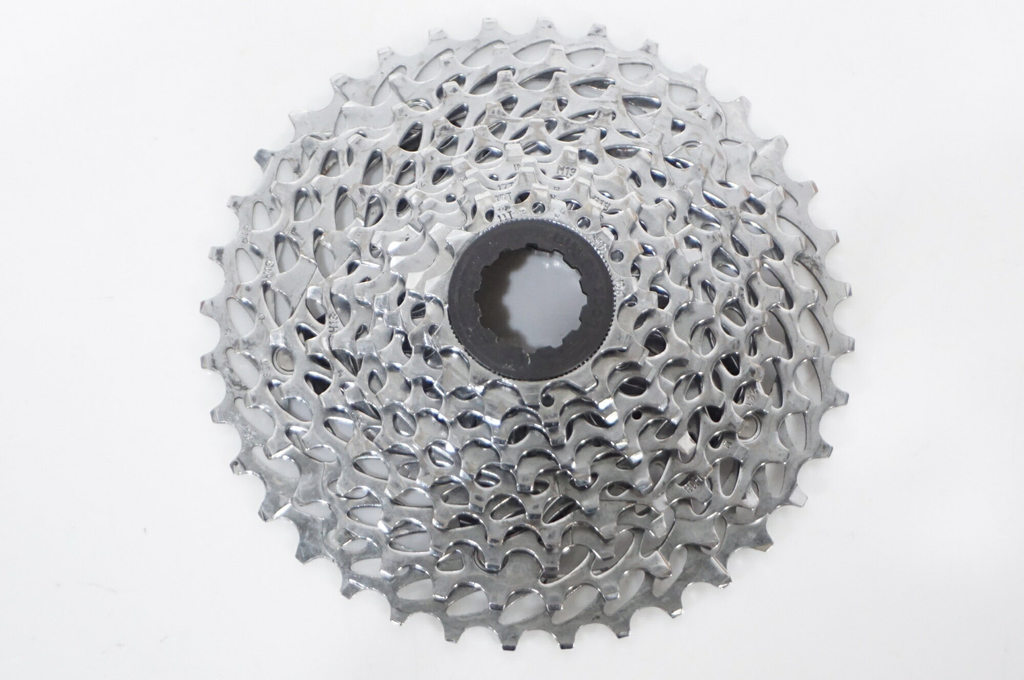 ■商品情報 ・11-36T/10s ■状態 ・ヨゴレや使用に伴う小傷がございます。 ■付属品 ※画像に掲載している物で全てでございます。 ※画像にないものは欠品となりますためご注意ください。 ※掲載画像以外にもキズや汚れはございますが、写真の掲載可能枚数の都合上、目立つ箇所を優先的に抜粋しております。 ■注意事項【在庫について】 在庫管理は細心の注意を払い行なっておりますが、システムの都合により在庫有と表記の商品につきましても、実在庫の反映との時間差により在庫が無い場合がございます。弊社はそれに伴う全てにおいて一切の責任は負いかねます事、何卒ご了承くださいませ。ご注文頂きました商品のご用意が出来かねました場合は、お電話とメールにてキャンセルご承諾お願いのご連絡をさせて頂きます。【掲載画像について】撮影方法やお客様の閲覧環境により、実際の商品とは違った色の見え方となる場合がございます。上記理由による返品、変更、キャンセルは一切お受け致しかねますまたシステム等の不備により、商品ページに別商品が含まれている、別カラー・仕様が掲載されている、商品情報に誤表記がある場合がございますご不明点がございましたら必ずご注文前にお問い合わせくださいませ。