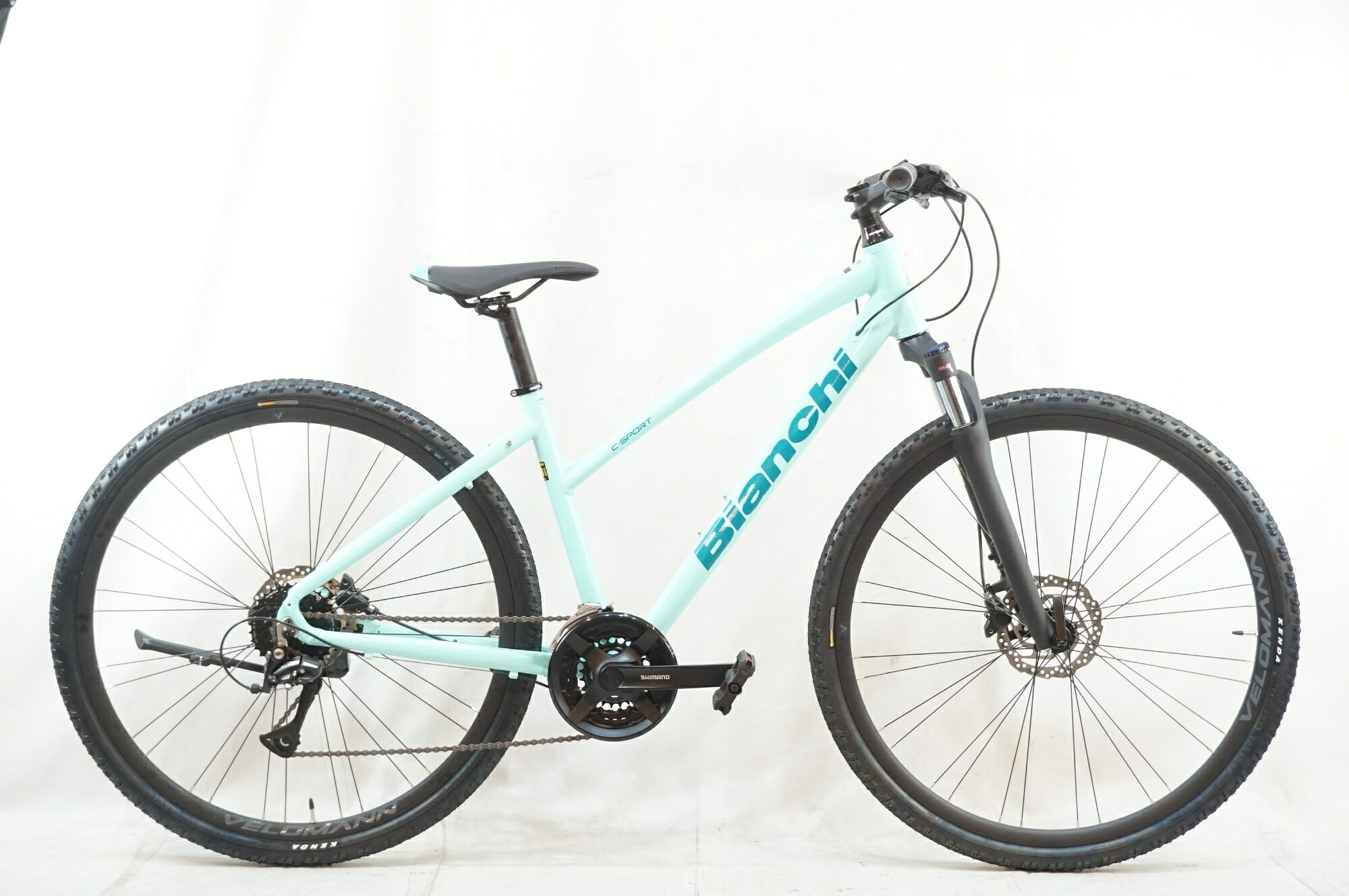 ■商品情報 メーカーサイズ:43 シートチューブ(C-T):430mm トップチューブ(C-C):565mm(ホリゾンタル換算) 適応身長:155-165cm(目安) 重量:約14kg フレーム材質:アルミ フロントフォーク:サスペンション メインコンポ:SHIMANO クランク:42-34-24T 170mm スプロケット:12-32T シートポスト:31.6mm ハンドル:600mm ステム:60mm タイヤ:700x40C 変速段数:3x8 付属品:ペダル、スタンド ■状態 使用感ほぼなく、非常に良好な状態でございます。 左右シフター根元にひび割れがございますが、使用には問題ございません。■配送方法 ※アートセッティングデリバリー家財おまかせ便での配送となります。 ■注意事項【在庫について】 在庫管理は細心の注意を払い行なっておりますが、システムの都合により在庫有と表記の商品につきましても、実在庫の反映との時間差により在庫が無い場合がございます。弊社はそれに伴う全てにおいて一切の責任は負いかねます事、何卒ご了承くださいませ。ご注文頂きました商品のご用意が出来かねました場合は、お電話とメールにてキャンセルご承諾お願いのご連絡をさせて頂きます。【掲載画像について】撮影方法やお客様の閲覧環境により、実際の商品とは違った色の見え方となる場合がございます。上記理由による返品、変更、キャンセルは一切お受け致しかねますまたシステム等の不備により、商品ページに別商品が含まれている、別カラー・仕様が掲載されている、商品情報に誤表記がある場合がございますご不明点がございましたら必ずご注文前にお問い合わせくださいませ。