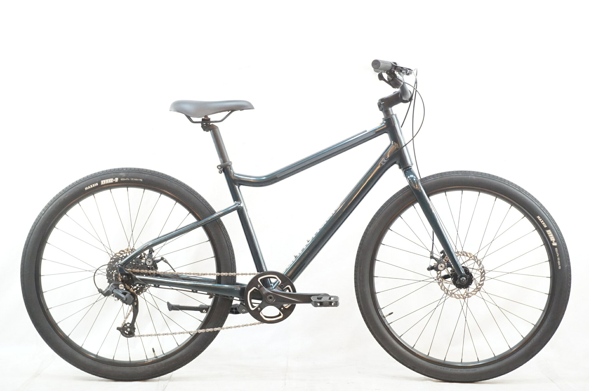 ■商品情報 メーカーサイズ:M シートチューブ(C-T):450mm トップチューブ(C-C):570mm(ホリゾンタル換算) 適応身長:162-182cm(目安) 重量:約12.3kg フレーム材質:アルミ フロントフォーク:スチール メインコンポ:MICROSHIFT ブレーキ:PROMAX クランク:PROWHEEL 38T 170mm スプロケット:SUNRACEE 11-34T シートポスト:31.6mm ハンドル:700mm ステム:70mm タイヤ:650x47b 変速段数:1x7 付属品:ペダル ■状態 全体的にキズやヨゴレ、使用感がございますが、動作に支障はございません。 サドルの破れ、ペダルのガタつき、左ブレーキレバーの変形がございます。■配送方法 ※アートセッティングデリバリー家財おまかせ便での配送となります。 ■注意事項【在庫について】 在庫管理は細心の注意を払い行なっておりますが、システムの都合により在庫有と表記の商品につきましても、実在庫の反映との時間差により在庫が無い場合がございます。弊社はそれに伴う全てにおいて一切の責任は負いかねます事、何卒ご了承くださいませ。ご注文頂きました商品のご用意が出来かねました場合は、お電話とメールにてキャンセルご承諾お願いのご連絡をさせて頂きます。【掲載画像について】撮影方法やお客様の閲覧環境により、実際の商品とは違った色の見え方となる場合がございます。上記理由による返品、変更、キャンセルは一切お受け致しかねますまたシステム等の不備により、商品ページに別商品が含まれている、別カラー・仕様が掲載されている、商品情報に誤表記がある場合がございますご不明点がございましたら必ずご注文前にお問い合わせくださいませ。