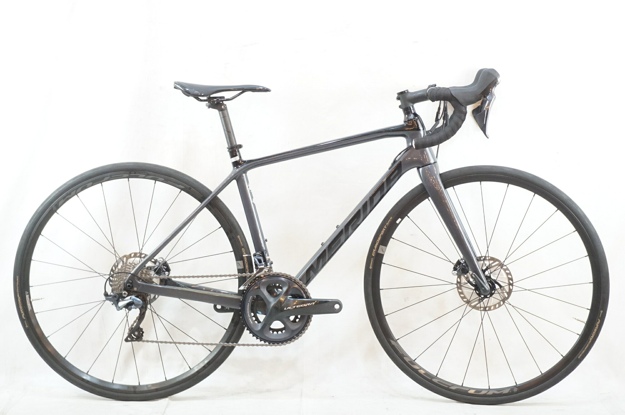 ■商品情報 メーカーサイズ:XS シートチューブ(C-T):470mm トップチューブ(C-C):520mm(ホリゾンタル換算) 適応身長:160-170cm(目安) 重量:約8.6kg フレーム材質:カーボン フロントフォーク:カーボン メインコンポ:SHIMANO 105 R7000 クランク:50-34T 170mm スプロケット:11-30T シートポスト:27.2mm ハンドル:400mm ステム:80mm サドル:PROLOGO NAGO EVE ホイール:FULCRUM RACING 700 タイヤ:700x25C 変速段数:2x11 付属品:なし(ペダル付属なし) ■状態 使用に伴うキズやヨゴレがございます。 フロントフォーク右側、シートチューブ左側に塗装欠けがございます。 ■注意事項【在庫について】 在庫管理は細心の注意を払い行なっておりますが、システムの都合により在庫有と表記の商品につきましても、実在庫の反映との時間差により在庫が無い場合がございます。弊社はそれに伴う全てにおいて一切の責任は負いかねます事、何卒ご了承くださいませ。ご注文頂きました商品のご用意が出来かねました場合は、お電話とメールにてキャンセルご承諾お願いのご連絡をさせて頂きます。【掲載画像について】撮影方法やお客様の閲覧環境により、実際の商品とは違った色の見え方となる場合がございます。上記理由による返品、変更、キャンセルは一切お受け致しかねますまたシステム等の不備により、商品ページに別商品が含まれている、別カラー・仕様が掲載されている、商品情報に誤表記がある場合がございますご不明点がございましたら必ずご注文前にお問い合わせくださいませ。