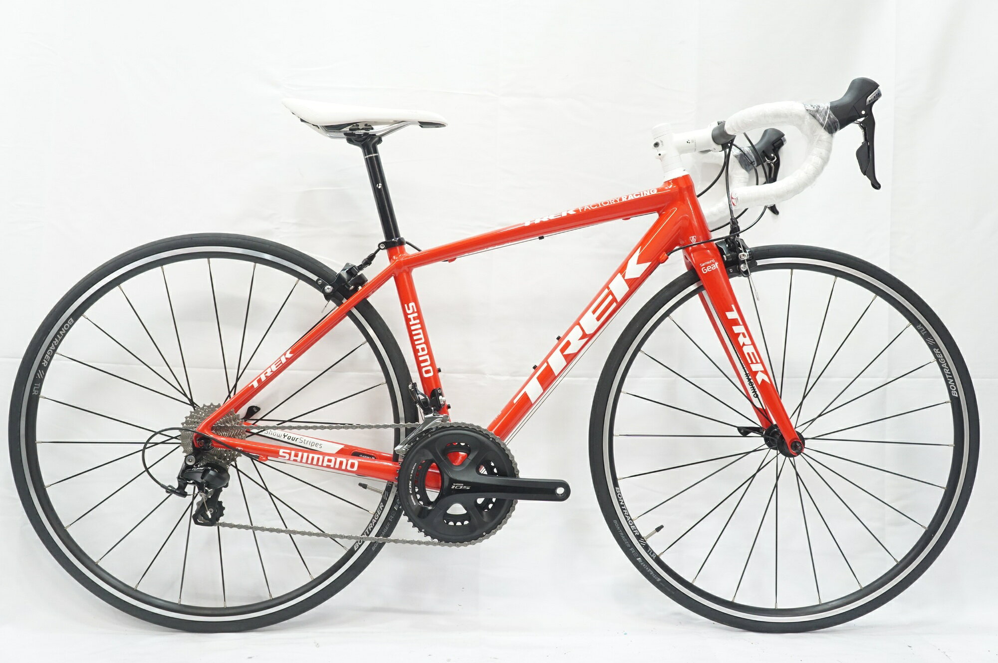 ■商品情報メーカーサイズ:47シートチューブ(C-T): 424mmトップチューブ(C-C):513mm(ホリゾンタル換算)適応身長:152-159cm(目安)重量:約7.8kgフレーム材質:アルミフロントフォーク:カーボンメインコンポ:SHIMANO 105 5800クランク:50-34T 170mmスプロケット:11-28Tシートポスト:純正ハンドル:純正ステム:純正サドル:純正ホイール:純正タイヤ:700x25C変速段数:2x11付属品:なし(ペダル付属なし)■状態使用に伴うキズやヨゴレがございますが、比較的状態良好です。サドルやステムなど白パーツに黄ばみがみられます。サドルに破れがございます。 ■注意事項【在庫について】 在庫管理は細心の注意を払い行なっておりますが、システムの都合により在庫有と表記の商品につきましても、実在庫の反映との時間差により在庫が無い場合がございます。弊社はそれに伴う全てにおいて一切の責任は負いかねます事、何卒ご了承くださいませ。ご注文頂きました商品のご用意が出来かねました場合は、お電話とメールにてキャンセルご承諾お願いのご連絡をさせて頂きます。【掲載画像について】撮影方法やお客様の閲覧環境により、実際の商品とは違った色の見え方となる場合がございます。上記理由による返品、変更、キャンセルは一切お受け致しかねますまたシステム等の不備により、商品ページに別商品が含まれている、別カラー・仕様が掲載されている、商品情報に誤表記がある場合がございますご不明点がございましたら必ずご注文前にお問い合わせくださいませ。