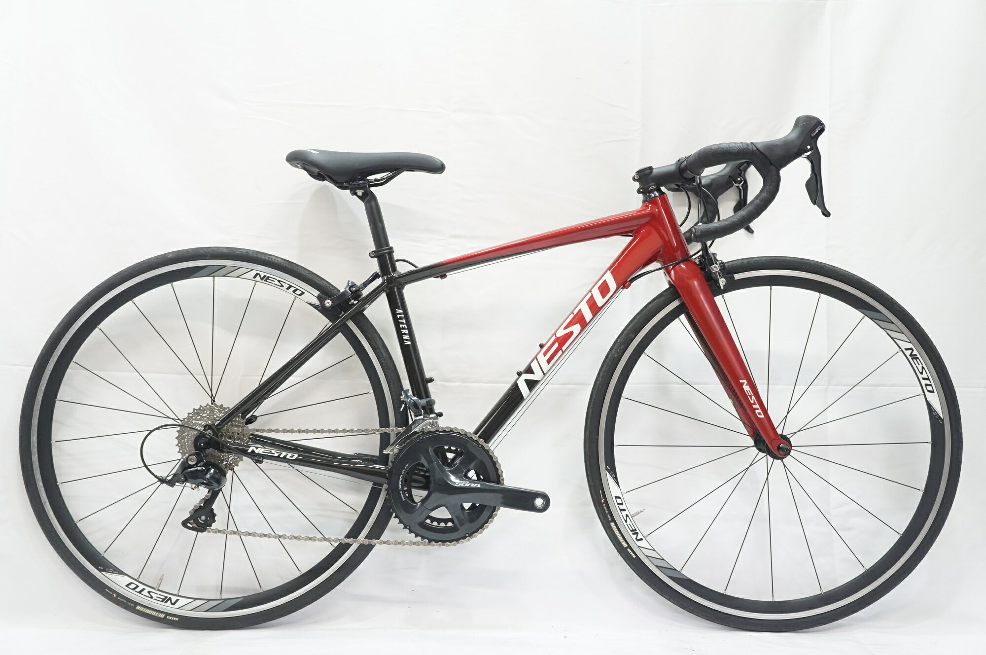 ■商品情報メーカーサイズ:430シートチューブ(C-T): 430mmトップチューブ(C-C):515mm(ホリゾンタル換算)適応身長:150-165cm(目安)重量:約8.6kgフレーム材質:アルミフロントフォーク:カーボンメインコンポ:SHIMANO SORA R3000クランク:50-34T 165mmスプロケット:11-32Tシートポスト:純正ハンドル:純正ステム:純正サドル:純正ホイール:純正タイヤ:700x25C変速段数:2x9付属品:なし(ペダル付属なし)■状態使用に伴うキズやヨゴレがございますが、全体的に使用感は少なく状態良好です。コラムカットが施工されている状態でございます。 ■注意事項【在庫について】 在庫管理は細心の注意を払い行なっておりますが、システムの都合により在庫有と表記の商品につきましても、実在庫の反映との時間差により在庫が無い場合がございます。弊社はそれに伴う全てにおいて一切の責任は負いかねます事、何卒ご了承くださいませ。ご注文頂きました商品のご用意が出来かねました場合は、お電話とメールにてキャンセルご承諾お願いのご連絡をさせて頂きます。【掲載画像について】撮影方法やお客様の閲覧環境により、実際の商品とは違った色の見え方となる場合がございます。上記理由による返品、変更、キャンセルは一切お受け致しかねますまたシステム等の不備により、商品ページに別商品が含まれている、別カラー・仕様が掲載されている、商品情報に誤表記がある場合がございますご不明点がございましたら必ずご注文前にお問い合わせくださいませ。