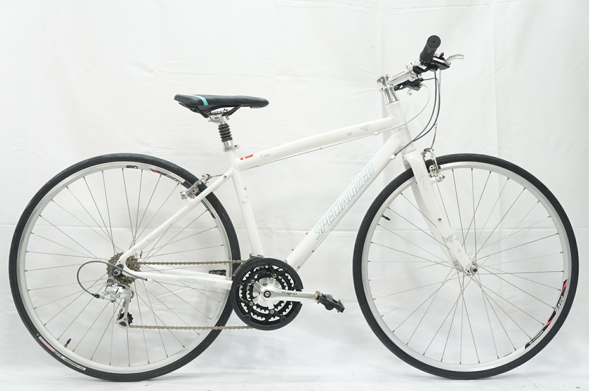 ■商品情報メーカーサイズ:44シートチューブ(C-T): 440mmトップチューブ(C-C):515mm(ホリゾンタル換算)適応身長:150-165cm(目安)重量:約10.1kgフレーム材質:アルミフロントフォーク:アルミメインコンポ:SHIMANOブレーキ:ノーブランドクランク:SUGINO 48-38-28T 170mmスプロケット:11-25Tシートポスト:サスペンション付きシートポスト 27.2mmハンドル:570mmステム:90mmサドル:GORIXホイール:純正タイヤ:700x28C変速段数:3x8付属品:ペダル■状態使用に伴うキズやヨゴレがございます。シフトインジケーターに黄ばみがございます。サスペンションシートポストにガタつきがございます。 ■注意事項【在庫について】 在庫管理は細心の注意を払い行なっておりますが、システムの都合により在庫有と表記の商品につきましても、実在庫の反映との時間差により在庫が無い場合がございます。弊社はそれに伴う全てにおいて一切の責任は負いかねます事、何卒ご了承くださいませ。ご注文頂きました商品のご用意が出来かねました場合は、お電話とメールにてキャンセルご承諾お願いのご連絡をさせて頂きます。【掲載画像について】撮影方法やお客様の閲覧環境により、実際の商品とは違った色の見え方となる場合がございます。上記理由による返品、変更、キャンセルは一切お受け致しかねますまたシステム等の不備により、商品ページに別商品が含まれている、別カラー・仕様が掲載されている、商品情報に誤表記がある場合がございますご不明点がございましたら必ずご注文前にお問い合わせくださいませ。