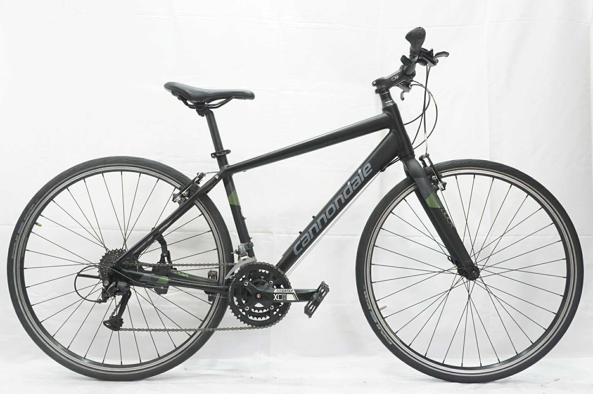 ■商品情報メーカーサイズ:Mシートチューブ(C-T): 450mmトップチューブ(C-C):573mm(ホリゾンタル換算)適応身長:170-180cm(目安)重量:約11.3kgフレーム材質:アルミフロントフォーク:アルミメインコンポ:SHIMANOブレーキ:純正クランク:SR SUNTOUR 48-36-26T 170mmスプロケット:11-32Tシートポスト:純正 27.2mmハンドル:純正ステム:純正サドル:純正ホイール:純正タイヤ:700x35C変速段数:3x9付属品:ペダル■状態使用に伴うキズやヨゴレがございますが、比較的状態良好です。シフターのインジケーターなど、パーツに日焼けがございます。トップチューブに小さな凹みがございます。 ■注意事項【在庫について】 在庫管理は細心の注意を払い行なっておりますが、システムの都合により在庫有と表記の商品につきましても、実在庫の反映との時間差により在庫が無い場合がございます。弊社はそれに伴う全てにおいて一切の責任は負いかねます事、何卒ご了承くださいませ。ご注文頂きました商品のご用意が出来かねました場合は、お電話とメールにてキャンセルご承諾お願いのご連絡をさせて頂きます。【掲載画像について】撮影方法やお客様の閲覧環境により、実際の商品とは違った色の見え方となる場合がございます。上記理由による返品、変更、キャンセルは一切お受け致しかねますまたシステム等の不備により、商品ページに別商品が含まれている、別カラー・仕様が掲載されている、商品情報に誤表記がある場合がございますご不明点がございましたら必ずご注文前にお問い合わせくださいませ。