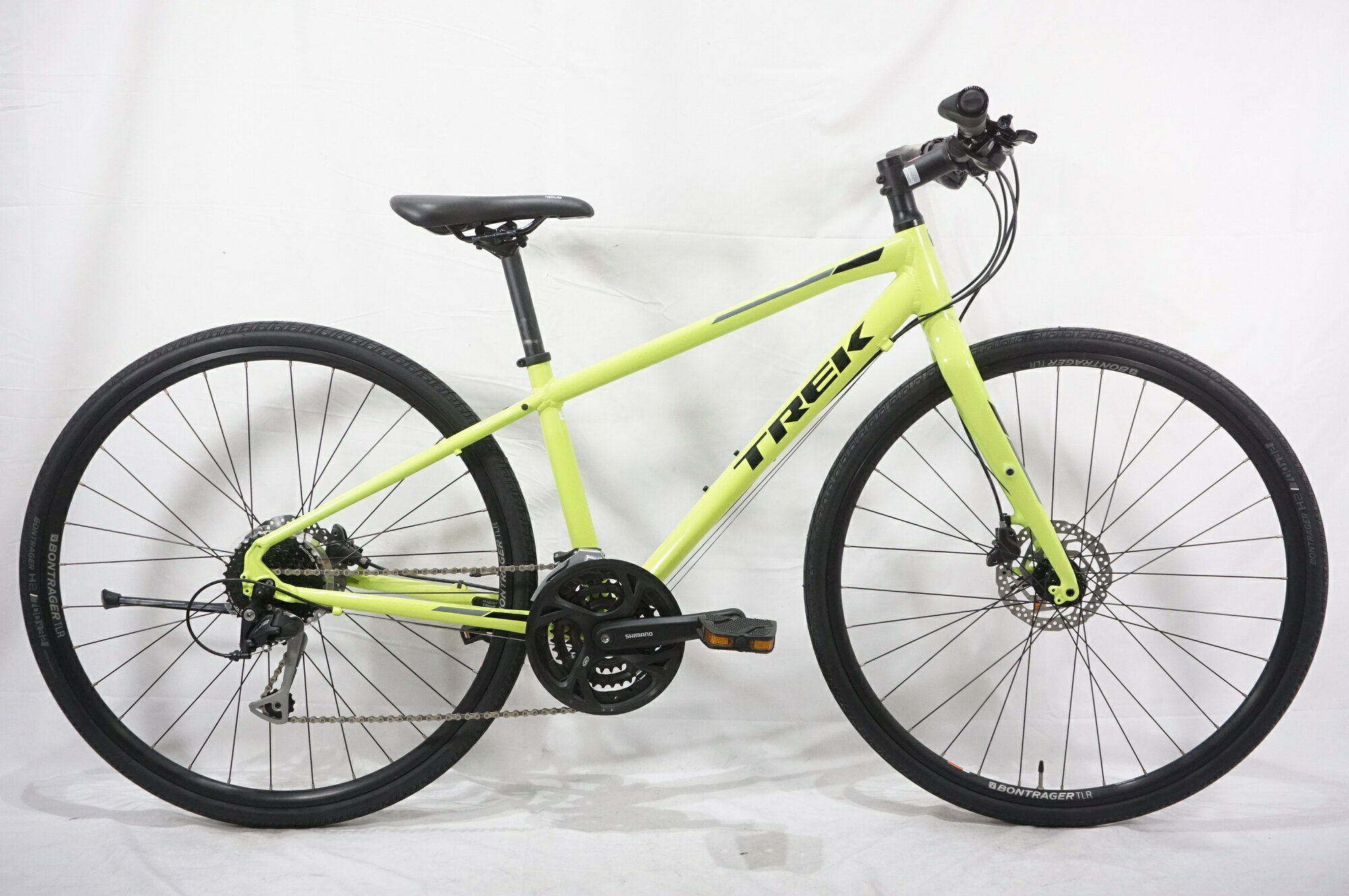 ■商品情報 メーカーサイズ:S シートチューブ(C-T):390mm トップチューブ(C-C):540mm(ホリゾンタル換算) 適応身長:155-164cm(目安) 重量:約11kg フレーム材質:アルミ フロントフォーク:カーボン レバー:SHIMANO ACERA SL-M3000 フロントディレイラー:SHIMANO ACERA FD-M3000 リアディレイラー:SHIMANO ALVIO RD-T4000 ブレーキ:SHIMANO BR-MT200 クランク:SHIMANO ACERA FC-M371 48-36-26T 170mm スプロケット:SHIMANO HG200 11-34T シートポスト:BONTRAGER 27.2mm ハンドル:BONTRAGER 580mm ステム:BONTRAGER 90mm サドル:BONTRAGER ホイール:BONTRAGER タイヤ:700x28C 変速段数:3x9 付属品:ペダル、スタンド ■状態 使用に伴うキズやヨゴレがございますが、比較的状態良好です。 カラーはVoltになります。写真はなるべく実際の色味に近付けておりますが、閲覧する環境によって色味が異なる場合がございます。 ■注意事項【在庫について】 在庫管理は細心の注意を払い行なっておりますが、システムの都合により在庫有と表記の商品につきましても、実在庫の反映との時間差により在庫が無い場合がございます。弊社はそれに伴う全てにおいて一切の責任は負いかねます事、何卒ご了承くださいませ。ご注文頂きました商品のご用意が出来かねました場合は、お電話とメールにてキャンセルご承諾お願いのご連絡をさせて頂きます。【掲載画像について】撮影方法やお客様の閲覧環境により、実際の商品とは違った色の見え方となる場合がございます。上記理由による返品、変更、キャンセルは一切お受け致しかねますまたシステム等の不備により、商品ページに別商品が含まれている、別カラー・仕様が掲載されている、商品情報に誤表記がある場合がございますご不明点がございましたら必ずご注文前にお問い合わせくださいませ。