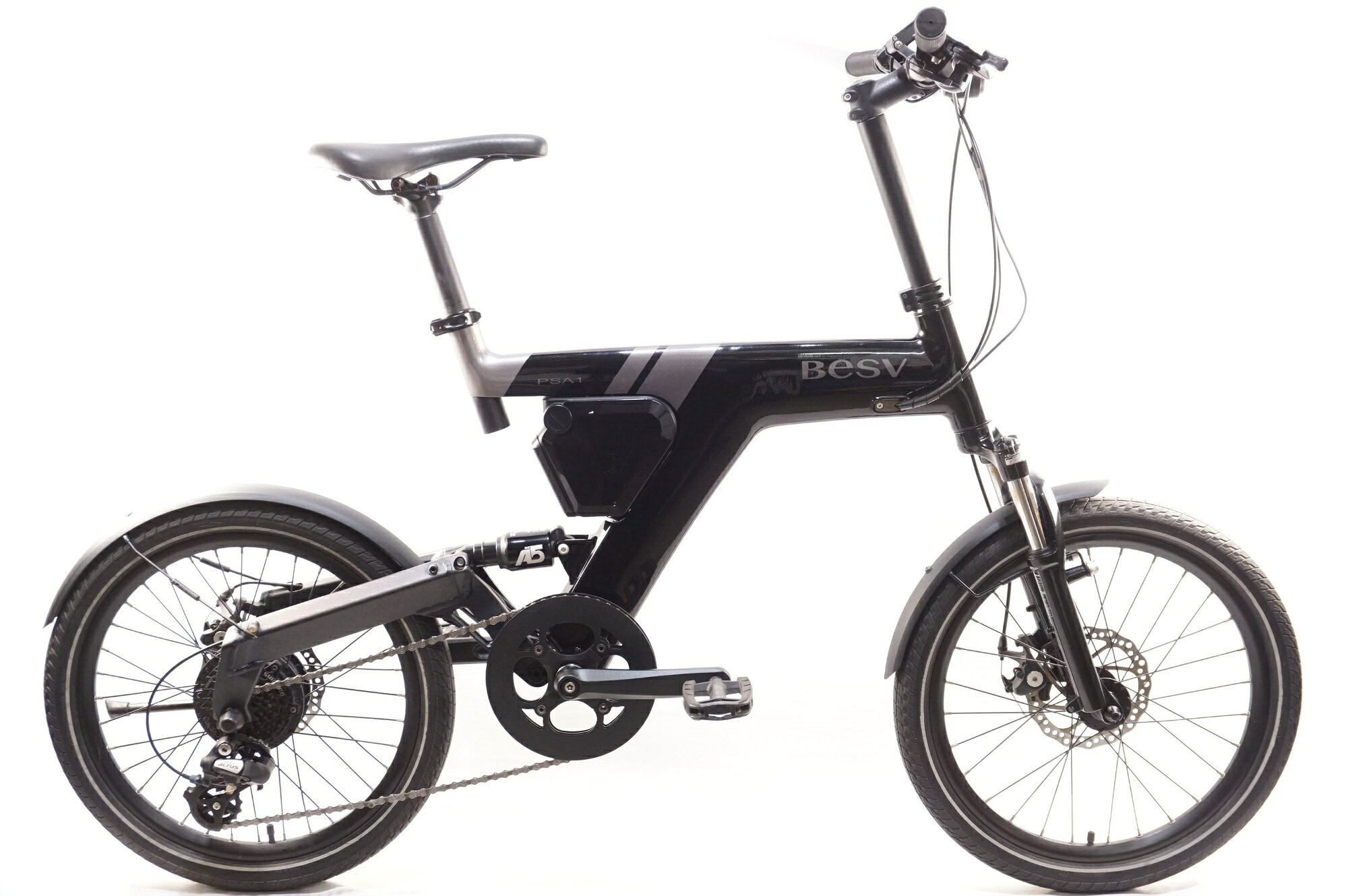 ■商品情報メーカーサイズ:ONE SIZEシートチューブ(C-T): 450mmトップチューブ(C-C):565mm(ホリゾンタル換算)適応身長:153cm以上(目安)タイヤサイズ:20x1.95バッテリー容量:10.5Ah補助走行距離:約90km(オートモード)充電時間:約4時間30分変速段数:1x7■バッテリー状態(あくまでも目安の数値となります。)総充電回数(目安):不明実容量(目安):不明■付属品カギ:2本充電器:あり取り扱い説明書:ありその他付属品:フロントライト、前後フェンダー■状態使用に伴うキズやヨゴレがございます。リアホイールハブに塗装剥がれがございます。ボルトやブレーキローター等にサビがございます。総走行距離(ODO)は1359.8kmとなっておりますが、試乗等で変動する場合がございます。■配送方法 ※アートセッティングデリバリー家財おまかせ便での配送となります。 ■注意事項【在庫について】 在庫管理は細心の注意を払い行なっておりますが、システムの都合により在庫有と表記の商品につきましても、実在庫の反映との時間差により在庫が無い場合がございます。弊社はそれに伴う全てにおいて一切の責任は負いかねます事、何卒ご了承くださいませ。ご注文頂きました商品のご用意が出来かねました場合は、お電話とメールにてキャンセルご承諾お願いのご連絡をさせて頂きます。【掲載画像について】撮影方法やお客様の閲覧環境により、実際の商品とは違った色の見え方となる場合がございます。上記理由による返品、変更、キャンセルは一切お受け致しかねますまたシステム等の不備により、商品ページに別商品が含まれている、別カラー・仕様が掲載されている、商品情報に誤表記がある場合がございますご不明点がございましたら必ずご注文前にお問い合わせくださいませ。