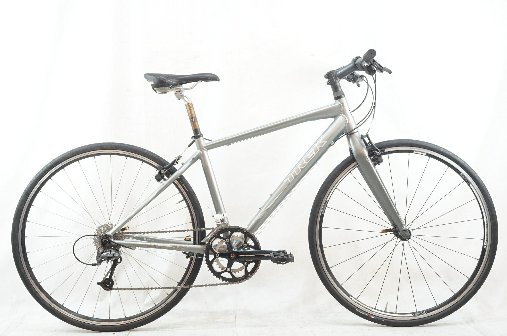 ■商品情報メーカーサイズ:17.5"シートチューブ(C-T): 44mmトップチューブ(C-C):55mm(ホリゾンタル換算)適応身長:165-175cm(目安)重量:約10kgフレーム材質:アルミフロントフォーク:カーボンシフター:SHIMANOフロントディレイラー:SHIMANO SORAリアディレイラー:SHIMANO DEOREブレーキ:純正クランク:FSA VERO 50-34T 170mmスプロケット:SHIMANO 11-28Tハンドル:GIANT 590mmタイヤ:700x28C変速段数:2x9付属品:ペダル■状態全体的にキズやヨゴレ、使用感がございます。アルマイトに変色、金属パーツにサビがございます。シフターのリリースレバーにひび割れがございます。フロントフォークの塗装にクリア浮きがございます。■注意事項※本ページ下部まで商品・お取引の注意事項が続いております。　最下部までお読み頂き、お買い物ガイドも必ずご確認をお願い致します。■注意事項【在庫について】 在庫管理は細心の注意を払い行なっておりますが、システムの都合により在庫有と表記の商品につきましても、実在庫の反映との時間差により在庫が無い場合がございます。弊社はそれに伴う全てにおいて一切の責任は負いかねます事、何卒ご了承くださいませ。ご注文頂きました商品のご用意が出来かねました場合は、お電話とメールにてキャンセルご承諾お願いのご連絡をさせて頂きます。【掲載画像について】撮影方法やお客様の閲覧環境により、実際の商品とは違った色の見え方となる場合がございます。上記理由による返品、変更、キャンセルは一切お受け致しかねますまたシステム等の不備により、商品ページに別商品が含まれている、別カラー・仕様が掲載されている、商品情報に誤表記がある場合がございますご不明点がございましたら必ずご注文前にお問い合わせくださいませ。