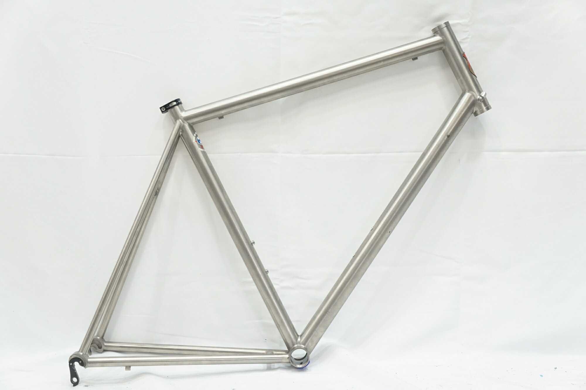 ■商品情報サイズ：57トップチューブ(C-C)：約560mm (ホリゾンタル換算)(実測)シートチューブ(C-T)：約570mm (実測)適応身長：約175-185cm (目安)重量：約1530g(実測)ジャンル：ロードバイクフレーム素材：チタンシートポスト径：φ31.8BB規格：JIS68mmエンド幅：後130mmヘッドサイズ：1-1/8インチ■状態使用に伴う小キズがございますが、比較的良好な状態でございます。ヘッドパーツ、フォークの付属はございません。写真はなるべく実際の色に近付けておりますが、閲覧する環境によって色が異なる場合がございます。■付属品掲載している画像の物が全てになります。※掲載されていない物は欠品となります。　また、欠品している物は取り寄せなど出来かねる為予めご了承ください。 ■注意事項【在庫について】 在庫管理は細心の注意を払い行なっておりますが、システムの都合により在庫有と表記の商品につきましても、実在庫の反映との時間差により在庫が無い場合がございます。弊社はそれに伴う全てにおいて一切の責任は負いかねます事、何卒ご了承くださいませ。ご注文頂きました商品のご用意が出来かねました場合は、お電話とメールにてキャンセルご承諾お願いのご連絡をさせて頂きます。【掲載画像について】撮影方法やお客様の閲覧環境により、実際の商品とは違った色の見え方となる場合がございます。上記理由による返品、変更、キャンセルは一切お受け致しかねますまたシステム等の不備により、商品ページに別商品が含まれている、別カラー・仕様が掲載されている、商品情報に誤表記がある場合がございますご不明点がございましたら必ずご注文前にお問い合わせくださいませ。
