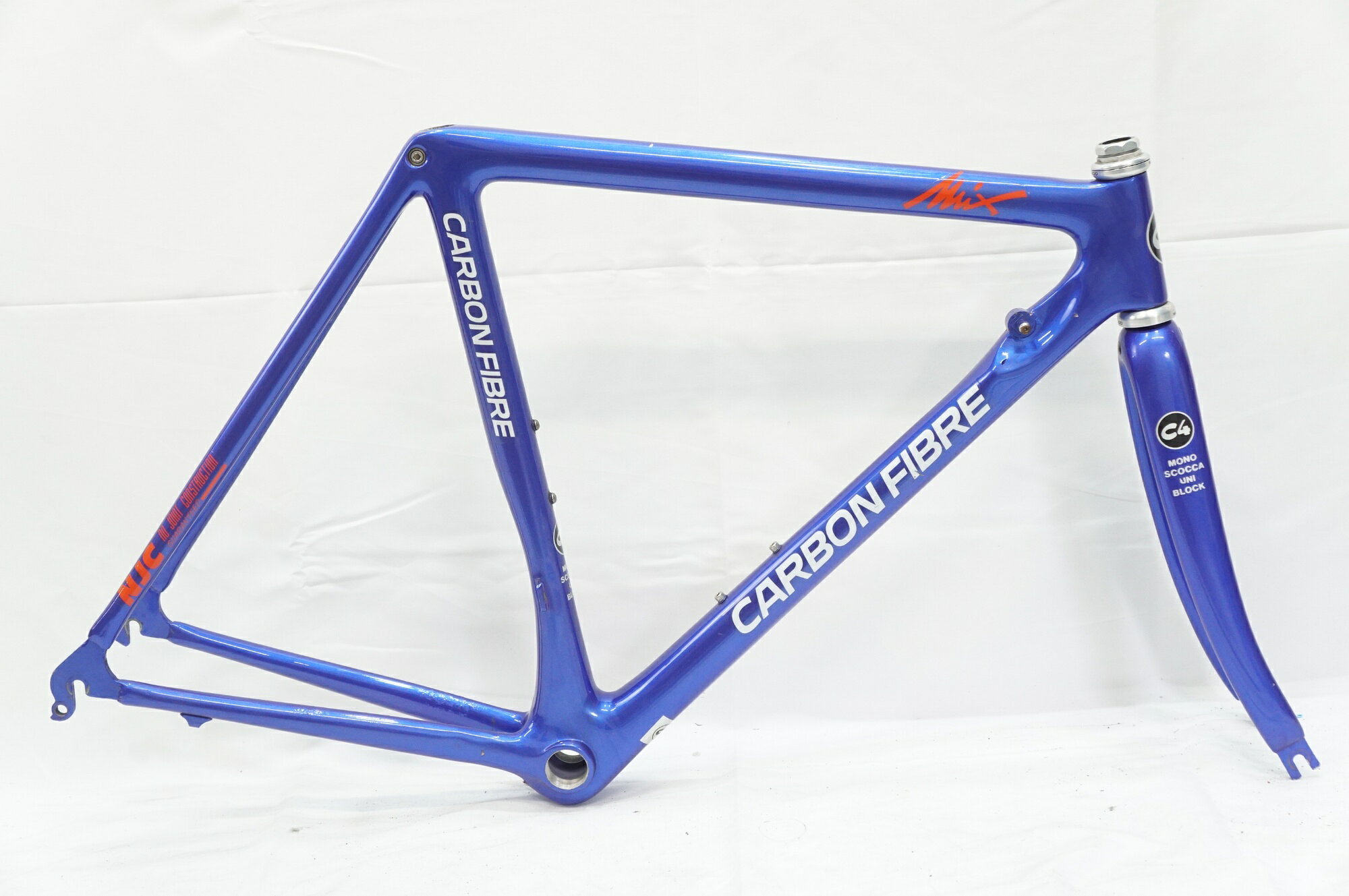 ■商品情報メーカーサイズ530シートチューブ(C-T)530mmトップチューブ(C-C)530mm(ホリゾンタル換算)適応身長165-175cm(目安)重量：約2.19kgフレーム材質アルミ+カーボンフロントフォークカーボンジャンルロードバイクエンド幅 F 100mmエンド幅 R 130mm対応ブレーキリムブレーキホイールサイズ700CBB68mm/JISシートポスト径27.2mm付属品なし (画像に掲載している物で全てでございます。)■状態使用に伴うキズ、ヨゴレ等がございます。チェーンステーにアルミの腐食による塗装浮きがございます。 ■注意事項【在庫について】 在庫管理は細心の注意を払い行なっておりますが、システムの都合により在庫有と表記の商品につきましても、実在庫の反映との時間差により在庫が無い場合がございます。弊社はそれに伴う全てにおいて一切の責任は負いかねます事、何卒ご了承くださいませ。ご注文頂きました商品のご用意が出来かねました場合は、お電話とメールにてキャンセルご承諾お願いのご連絡をさせて頂きます。【掲載画像について】撮影方法やお客様の閲覧環境により、実際の商品とは違った色の見え方となる場合がございます。上記理由による返品、変更、キャンセルは一切お受け致しかねますまたシステム等の不備により、商品ページに別商品が含まれている、別カラー・仕様が掲載されている、商品情報に誤表記がある場合がございますご不明点がございましたら必ずご注文前にお問い合わせくださいませ。
