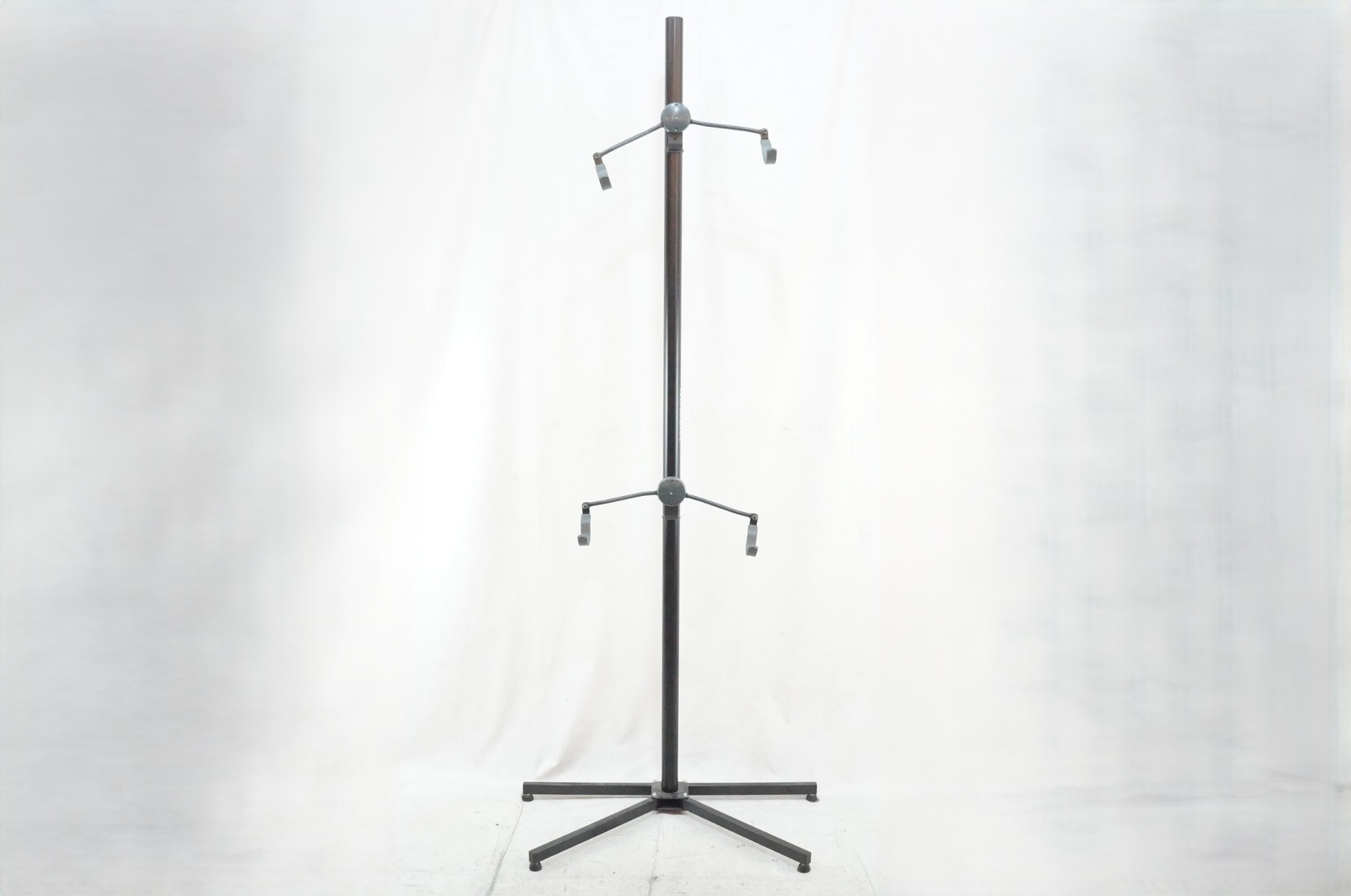 ■状態・使用に伴う小キズ、ヨゴレ等がございます。【付属品】※画像に掲載している物で全てでございます。※商品の一部でも画像に無いものは欠品となり、返品返金は致しかねます為ご注意ください。 ■注意事項【在庫について】 在庫管理は細心の注意を払い行なっておりますが、システムの都合により在庫有と表記の商品につきましても、実在庫の反映との時間差により在庫が無い場合がございます。弊社はそれに伴う全てにおいて一切の責任は負いかねます事、何卒ご了承くださいませ。ご注文頂きました商品のご用意が出来かねました場合は、お電話とメールにてキャンセルご承諾お願いのご連絡をさせて頂きます。【掲載画像について】撮影方法やお客様の閲覧環境により、実際の商品とは違った色の見え方となる場合がございます。上記理由による返品、変更、キャンセルは一切お受け致しかねますまたシステム等の不備により、商品ページに別商品が含まれている、別カラー・仕様が掲載されている、商品情報に誤表記がある場合がございますご不明点がございましたら必ずご注文前にお問い合わせくださいませ。