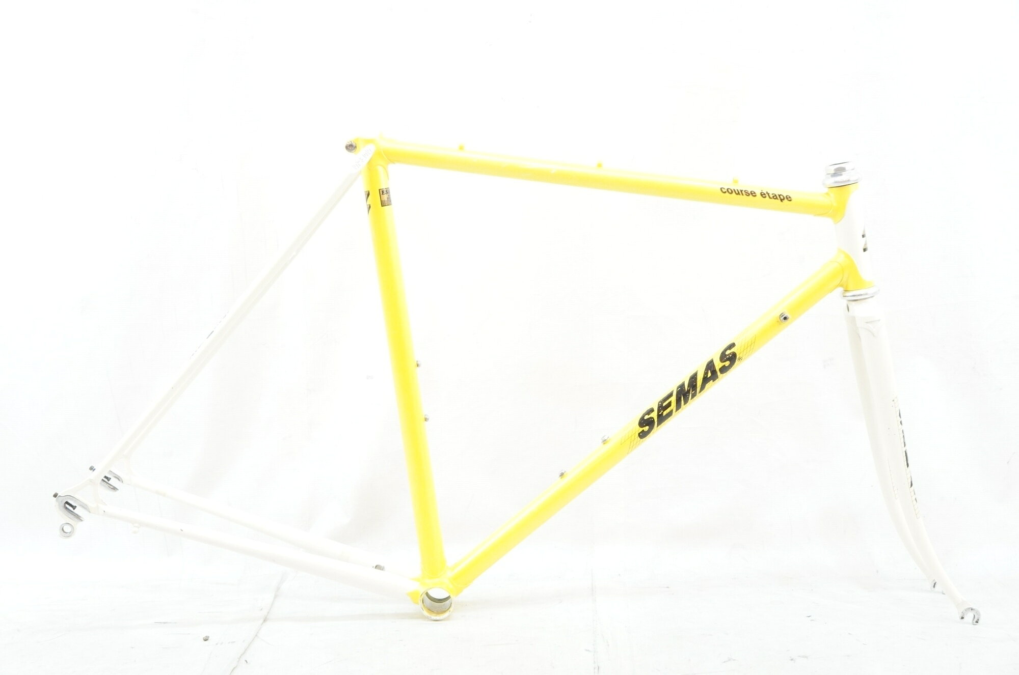 ■商品情報 サイズ：53 トップ長(C-C)：約530mm (実測値) シート長(C-T)：約530mm (実測値) ヘッド長：約116mm (実測値) 適応身長：約165-170cm (目安) 重量：約2.6kg フレーム：クロモリ フォーク：クロモリ ジャンル：ロードバイク エンド幅 F：100mm エンド幅 R：126mm 対応ブレーキ：リムブレーキ（キャリパー） ホイールサイズ：700C BB規格：JIS シートポスト径：26.8mm その他付属品：ヘッドバッジ、デカール ■状態 仕様に伴うキズ、汚れ等がございます。 各所に塗装欠けがございます、 左チェーンステー内側にタイヤの擦れによる塗装剥げがございます。 ■注意事項【在庫について】 在庫管理は細心の注意を払い行なっておりますが、システムの都合により在庫有と表記の商品につきましても、実在庫の反映との時間差により在庫が無い場合がございます。弊社はそれに伴う全てにおいて一切の責任は負いかねます事、何卒ご了承くださいませ。ご注文頂きました商品のご用意が出来かねました場合は、お電話とメールにてキャンセルご承諾お願いのご連絡をさせて頂きます。【掲載画像について】撮影方法やお客様の閲覧環境により、実際の商品とは違った色の見え方となる場合がございます。上記理由による返品、変更、キャンセルは一切お受け致しかねますまたシステム等の不備により、商品ページに別商品が含まれている、別カラー・仕様が掲載されている、商品情報に誤表記がある場合がございますご不明点がございましたら必ずご注文前にお問い合わせくださいませ。