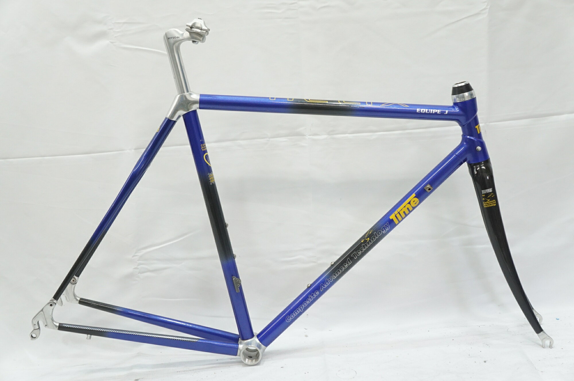 ■商品情報トップ長(C-C)：約520mm(ホリゾンタル換算) (実測値)シート長(C-T)：約520mm (実測値)ヘッド長：約120mm (実測値)適応身長：約160-170cm (目安)重量：約2290gフレーム：カーボンフォーク：カーボンジャンル：ロードバイクエンド幅 F：100mmエンド幅 R：130mm対応ブレーキ：リムブレーキホイールサイズ：700cBB規格：JIS 68mmシートポスト径：25.0mmその他付属品：NITTO 66 シートポスト(掲載されている画像の物が全てになります)■状態使用に伴うキズや汚れはございますが、中古品としては良好な状態です。BB裏のワイヤーガードが欠品しております。 ■注意事項【在庫について】 在庫管理は細心の注意を払い行なっておりますが、システムの都合により在庫有と表記の商品につきましても、実在庫の反映との時間差により在庫が無い場合がございます。弊社はそれに伴う全てにおいて一切の責任は負いかねます事、何卒ご了承くださいませ。ご注文頂きました商品のご用意が出来かねました場合は、お電話とメールにてキャンセルご承諾お願いのご連絡をさせて頂きます。【掲載画像について】撮影方法やお客様の閲覧環境により、実際の商品とは違った色の見え方となる場合がございます。上記理由による返品、変更、キャンセルは一切お受け致しかねますまたシステム等の不備により、商品ページに別商品が含まれている、別カラー・仕様が掲載されている、商品情報に誤表記がある場合がございますご不明点がございましたら必ずご注文前にお問い合わせくださいませ。