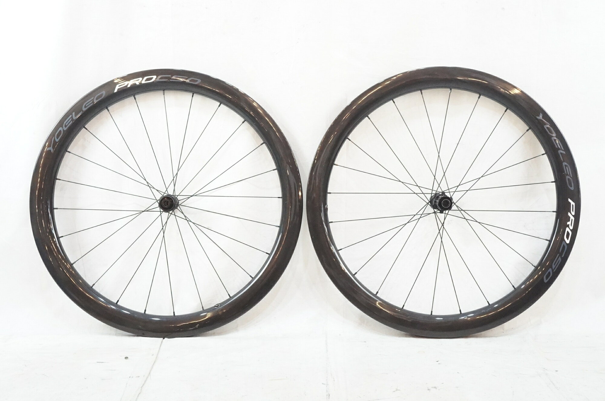 ■商品情報 サイズ：700C リム幅：内幅約23mm リムタイプ：クリンチャー フリータイプ：SHIMANO / SRAM 11S 重量 F：約650g (タイヤなし) 重量 R：約800g (タイヤなし) エンド幅 F：100mm エンド幅 R：142mm ブレーキタイプ：ディスクブレーキ(センターロック) その他付属品：予備スポーク ■状態 使用に伴うキズ、ヨゴレ等がございます。 前後共に1ミリ程度の振れがございます。 フロントハブに強い回転抵抗がございます。 前後リム全体に、僅かな凹みが複数個所ございます。こちらは成型上の物であると判断しております。 ■注意事項【在庫について】 在庫管理は細心の注意を払い行なっておりますが、システムの都合により在庫有と表記の商品につきましても、実在庫の反映との時間差により在庫が無い場合がございます。弊社はそれに伴う全てにおいて一切の責任は負いかねます事、何卒ご了承くださいませ。ご注文頂きました商品のご用意が出来かねました場合は、お電話とメールにてキャンセルご承諾お願いのご連絡をさせて頂きます。【掲載画像について】撮影方法やお客様の閲覧環境により、実際の商品とは違った色の見え方となる場合がございます。上記理由による返品、変更、キャンセルは一切お受け致しかねますまたシステム等の不備により、商品ページに別商品が含まれている、別カラー・仕様が掲載されている、商品情報に誤表記がある場合がございますご不明点がございましたら必ずご注文前にお問い合わせくださいませ。