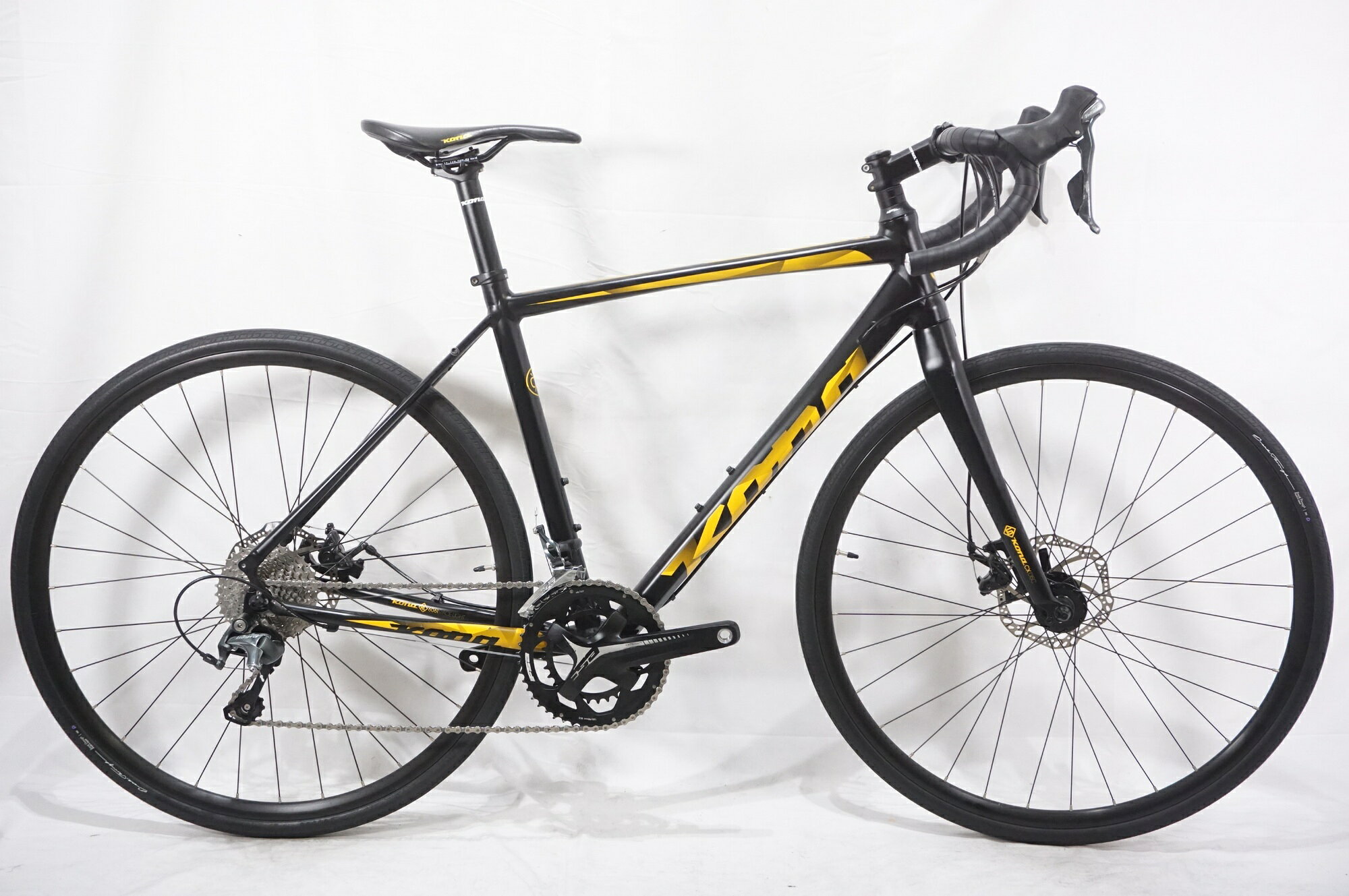 ■商品情報 メーカーサイズ:51cm シートチューブ(C-T):510mm トップチューブ(C-C):545mm(ホリゾンタル換算) 適応身長:172-180cm(目安) 重量:約10.2kg フレーム材質:アルミ フロントフォーク:アルミ レバー:SHIMANO TIAGRA 4700 フロントディレイラー:SHIMANO TIAGRA 4700 リアディレイラー:SHIMANO TIAGRA 4700 ブレーキ:HAYES CX クランク:FSA OMEGA 48-32T 172.5mm スプロケット:SHIMANO CS-HG500-10 11-34T シートポスト:純正 31.6mm ハンドル:純正 410/460mm ステム:純正 90mm サドル:純正 ホイール:純正 タイヤ:700x28C 変速段数:2x10 付属品:なし(ペダル付属なし) ■状態 使用に伴うキズやヨゴレがございますが、比較的状態良好です。 レバーやクランクにキズが多くございます。 フレームにも各所キズがありヘッドチューブ辺りにワイヤースレによる塗装の摩耗も見受けられます。 金属部分やボルトにサビがございます。 ■注意事項【在庫について】 在庫管理は細心の注意を払い行なっておりますが、システムの都合により在庫有と表記の商品につきましても、実在庫の反映との時間差により在庫が無い場合がございます。弊社はそれに伴う全てにおいて一切の責任は負いかねます事、何卒ご了承くださいませ。ご注文頂きました商品のご用意が出来かねました場合は、お電話とメールにてキャンセルご承諾お願いのご連絡をさせて頂きます。【掲載画像について】撮影方法やお客様の閲覧環境により、実際の商品とは違った色の見え方となる場合がございます。上記理由による返品、変更、キャンセルは一切お受け致しかねますまたシステム等の不備により、商品ページに別商品が含まれている、別カラー・仕様が掲載されている、商品情報に誤表記がある場合がございますご不明点がございましたら必ずご注文前にお問い合わせくださいませ。