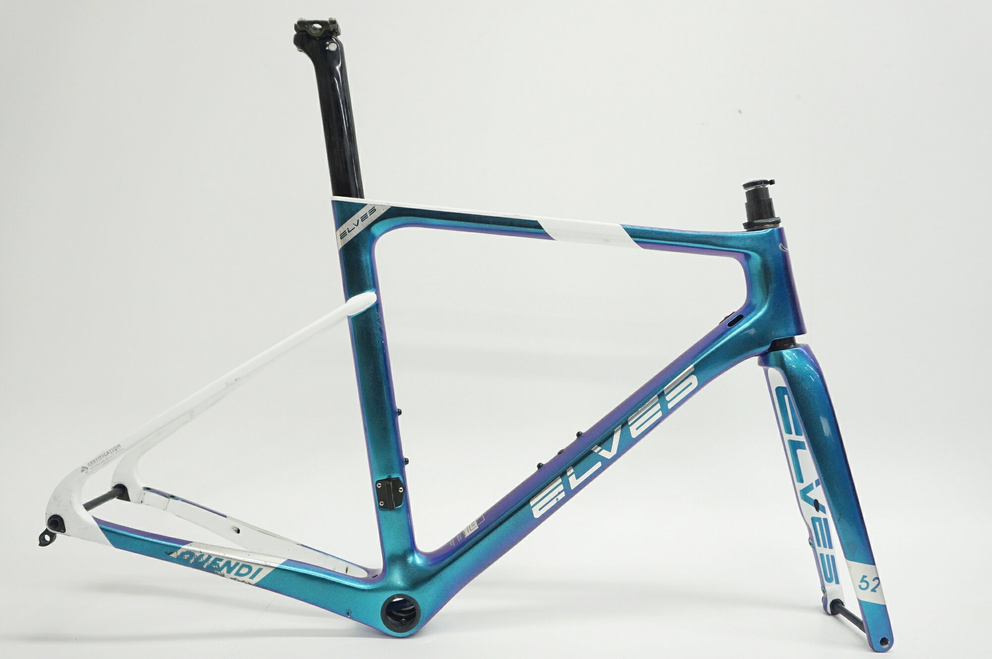 ■商品情報メーカーサイズ：XLトップチューブ(C-C):約540mm（ホリゾンタル実測）シートチューブ(C-T):約519mm（実測）適応身長:170-180cm（目安）重量：約2030gフレーム材質：カーボンフロントフォーク：カーボンジャンル：ロードバイクヘッド長：約140mmエンド幅 F：100×12mmエンド幅 R：142×12mm対応ブレーキ：ディスクブレーキホイールサイズ：700cBB規格：PF30シートポスト径：専用付属品：なし（掲載されている画像の物が全てになります）■状態・使用に伴うキズや汚れ、サビ、その他摩耗が目立つ状態です。・組み付けによる動作確認は行っておりません。・リアのスルーアクスルの着脱が行いにくい状態です。・Fブレーキキャリパー台座のネジ山が一部劣化しております。グロメットの欠品がございます。・フォーク内部に何かしらの破片が混入し転がる音がします・現状での販売となります。動作保証等はございません。 ■注意事項【在庫について】 在庫管理は細心の注意を払い行なっておりますが、システムの都合により在庫有と表記の商品につきましても、実在庫の反映との時間差により在庫が無い場合がございます。弊社はそれに伴う全てにおいて一切の責任は負いかねます事、何卒ご了承くださいませ。ご注文頂きました商品のご用意が出来かねました場合は、お電話とメールにてキャンセルご承諾お願いのご連絡をさせて頂きます。【掲載画像について】撮影方法やお客様の閲覧環境により、実際の商品とは違った色の見え方となる場合がございます。上記理由による返品、変更、キャンセルは一切お受け致しかねますまたシステム等の不備により、商品ページに別商品が含まれている、別カラー・仕様が掲載されている、商品情報に誤表記がある場合がございますご不明点がございましたら必ずご注文前にお問い合わせくださいませ。