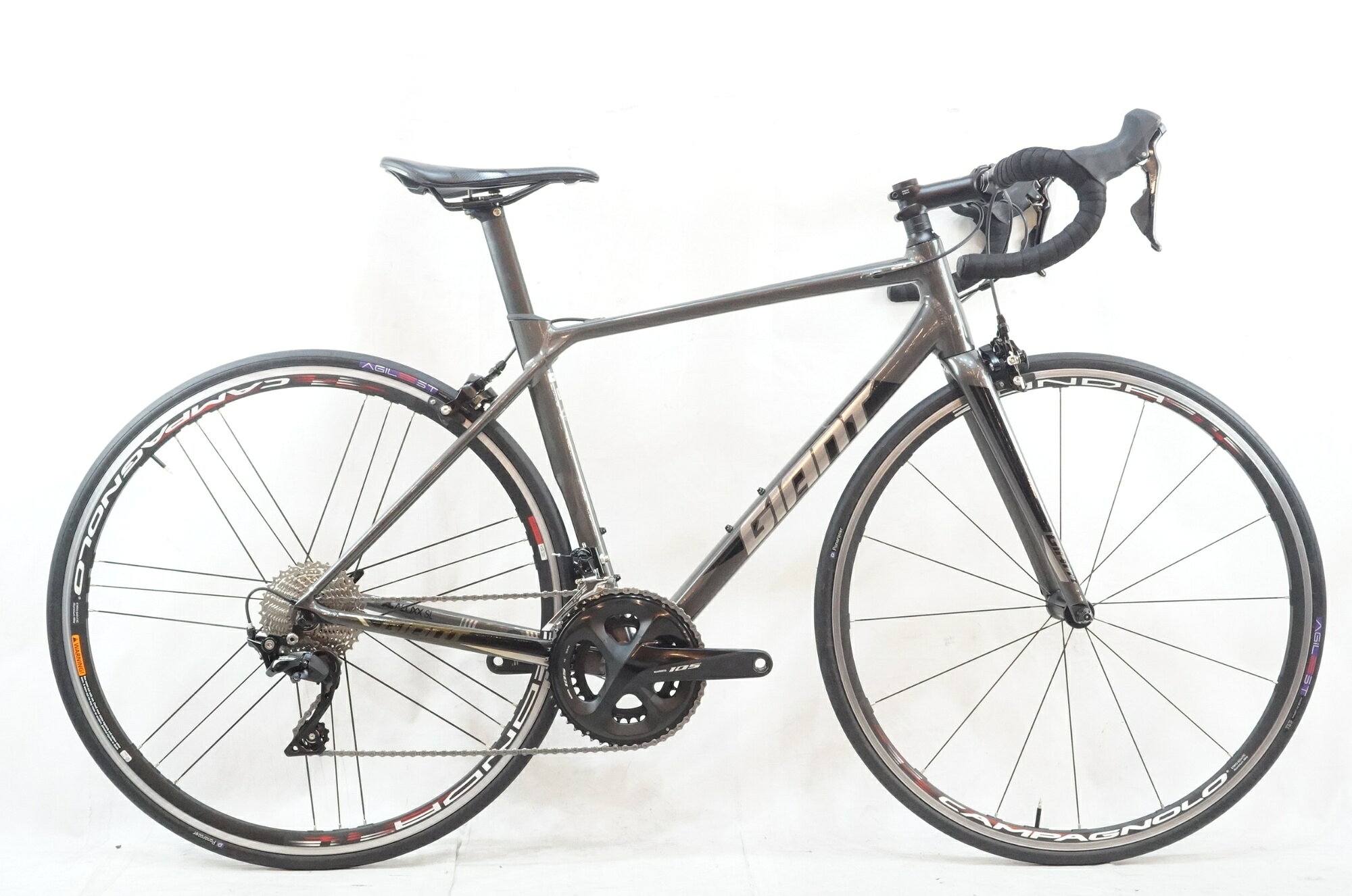 ■商品情報メーカーサイズ:Mシートチューブ(C-T): 470mmトップチューブ(C-C):550mm(ホリゾンタル換算)適応身長:170-185cm(目安)重量:約8kgフレーム材質:アルミフロントフォーク:カーボンシフター:SHIMANO 105 R7000フロントディレイラー:SHIMANO 105 R7000リアディレイラー:SHIMANO 105 R7000ブレーキ:SHIMANO 105 R7000クランク:SHIMANO 105 R7000 50-34T 170mmスプロケット:SHIMANO CS-HG700-11 11-34Tシートポスト:純正 専用ハンドル:純正 410mmステム:純正 100mmホイール:CAMPAGNOLO ZONDA C15タイヤ:700x25C変速段数:2x11付属品:なし(ペダル付属なし)■状態使用に伴うキズやヨゴレがございます。シートポストにクランプのオーバートルクによる凹みがございます。サドルに付属しているライトは動作未確認でございます。■注意事項※本ページ下部まで商品・お取引の注意事項が続いております。　最下部までお読み頂き、お買い物ガイドも必ずご確認をお願い致します。■注意事項【在庫について】 在庫管理は細心の注意を払い行なっておりますが、システムの都合により在庫有と表記の商品につきましても、実在庫の反映との時間差により在庫が無い場合がございます。弊社はそれに伴う全てにおいて一切の責任は負いかねます事、何卒ご了承くださいませ。ご注文頂きました商品のご用意が出来かねました場合は、お電話とメールにてキャンセルご承諾お願いのご連絡をさせて頂きます。【掲載画像について】撮影方法やお客様の閲覧環境により、実際の商品とは違った色の見え方となる場合がございます。上記理由による返品、変更、キャンセルは一切お受け致しかねますまたシステム等の不備により、商品ページに別商品が含まれている、別カラー・仕様が掲載されている、商品情報に誤表記がある場合がございますご不明点がございましたら必ずご注文前にお問い合わせくださいませ。