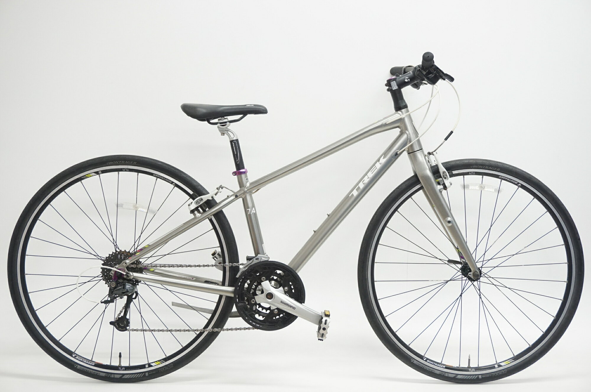 ■商品情報メーカーサイズ:Sシートチューブ(C-T): 380mmトップチューブ(C-C):530mm(ホリゾンタル換算)適応身長:145-155cm(目安)重量:約11kgフレーム材質:アルミフロントフォーク:アルミ+カーボンレバー:SHIMANOフロントディレイラー:SHIMANOリアディレイラー:SHIMANOブレーキ:メーカー不明クランク:SHIMANO 48-38-28T 170mmスプロケット:SHIMANO 11-32Tシートポスト:BONTRAGER 27.2mmハンドル:BONTRAGER 590mmステム:BONTRAGER 90mmサドル:BONTRAGERホイール:BONTRAGERタイヤ:700x32C変速段数:3x9付属品:ペダル、キックスタンド■状態※女性用設計のモデルです使用に伴うキズやヨゴレ、サビ、使用感がございますが、動作に支障はございません。色あせや錆があり、ブレーキ作動時に音鳴りが発生する場合がございます。タイヤは経年感がありグリップ力の低下が懸念されます ■注意事項【在庫について】 在庫管理は細心の注意を払い行なっておりますが、システムの都合により在庫有と表記の商品につきましても、実在庫の反映との時間差により在庫が無い場合がございます。弊社はそれに伴う全てにおいて一切の責任は負いかねます事、何卒ご了承くださいませ。ご注文頂きました商品のご用意が出来かねました場合は、お電話とメールにてキャンセルご承諾お願いのご連絡をさせて頂きます。【掲載画像について】撮影方法やお客様の閲覧環境により、実際の商品とは違った色の見え方となる場合がございます。上記理由による返品、変更、キャンセルは一切お受け致しかねますまたシステム等の不備により、商品ページに別商品が含まれている、別カラー・仕様が掲載されている、商品情報に誤表記がある場合がございますご不明点がございましたら必ずご注文前にお問い合わせくださいませ。