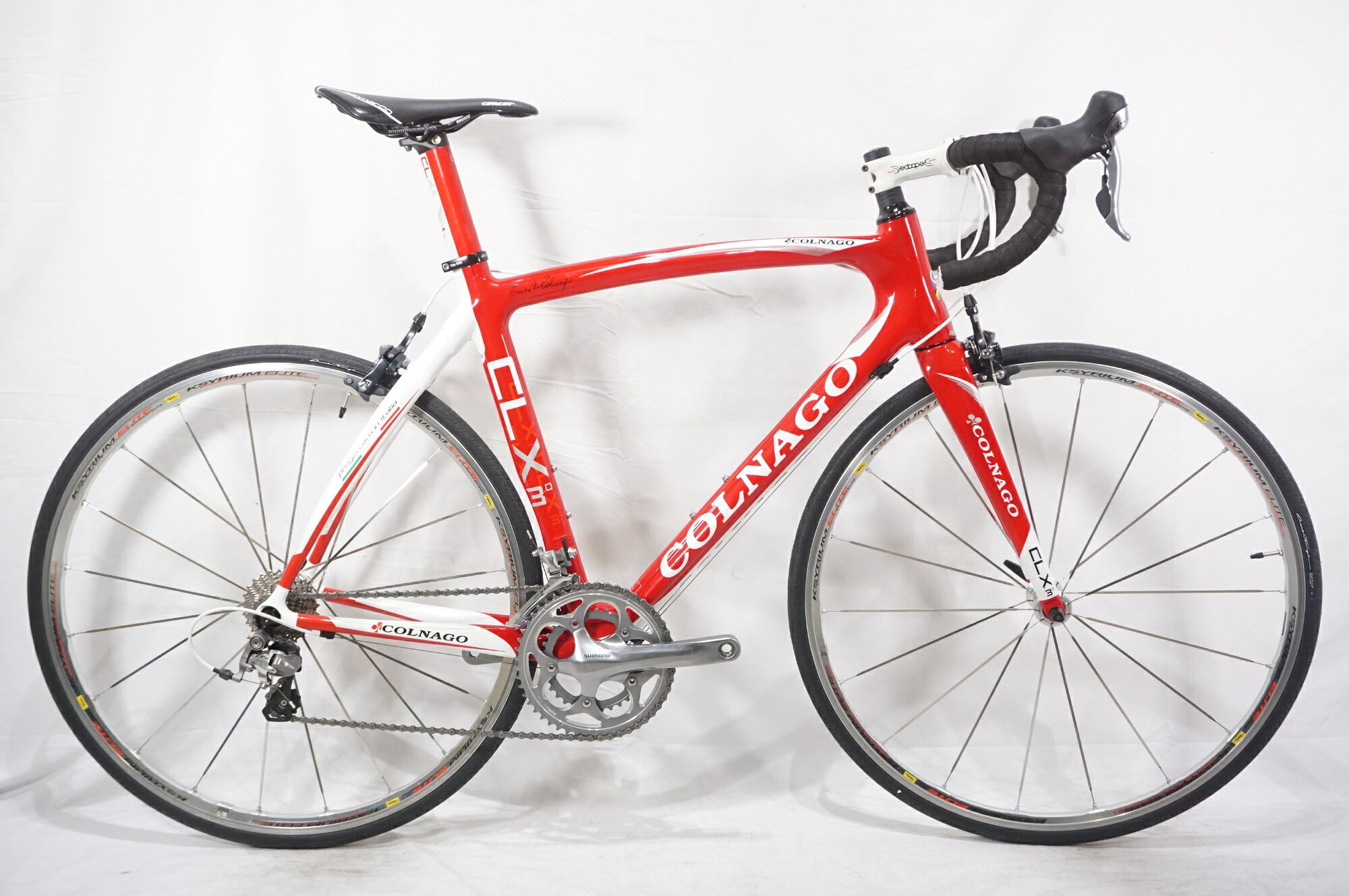 ■商品情報 メーカーサイズ:52 シートチューブ(C-T):540mm トップチューブ(C-C):540mm(ホリゾンタル換算) 適応身長:170-180cm(目安) 重量:約8.65kg フレーム材質:カーボン フロントフォーク:カーボン レバー:SHIMANO 105 5700 フロントディレイラー:SHIMANO 105 5700 リアディレイラー:SHIMANO 105 5700 ブレーキ:SHIMANO 105 5700 クランク:SHIMANO R565 50-34T 170mm スプロケット:SHIMANO 105 5700 12-25T シートポスト:純正 専用 ハンドル:DEDA 420mm ステム:DEDA 100mm サドル:SANMARCO ホイール:MAVIC タイヤ:700x25C 変速段数:2x10 付属品:なし(ペダル付属なし) ■状態 ・使用に伴うキズやヨゴレ、ボルトにサビがございます。 ・シートポストに塗装剥げ、締め付け痕がございます。 ・トップチューブに若干の凹みがございます。(写真10枚目) ■注意事項【在庫について】 在庫管理は細心の注意を払い行なっておりますが、システムの都合により在庫有と表記の商品につきましても、実在庫の反映との時間差により在庫が無い場合がございます。弊社はそれに伴う全てにおいて一切の責任は負いかねます事、何卒ご了承くださいませ。ご注文頂きました商品のご用意が出来かねました場合は、お電話とメールにてキャンセルご承諾お願いのご連絡をさせて頂きます。【掲載画像について】撮影方法やお客様の閲覧環境により、実際の商品とは違った色の見え方となる場合がございます。上記理由による返品、変更、キャンセルは一切お受け致しかねますまたシステム等の不備により、商品ページに別商品が含まれている、別カラー・仕様が掲載されている、商品情報に誤表記がある場合がございますご不明点がございましたら必ずご注文前にお問い合わせくださいませ。