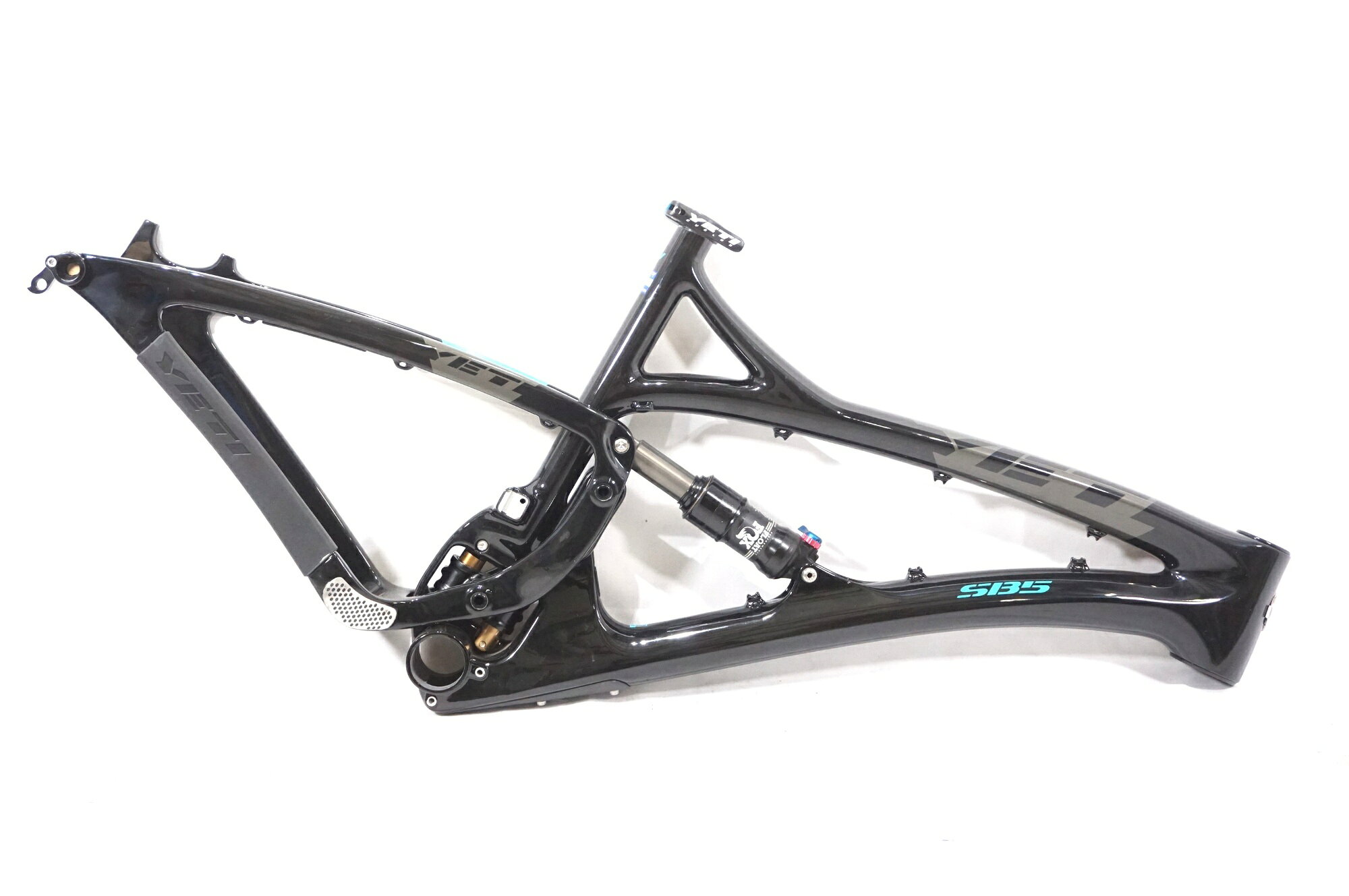■商品情報 メーカーサイズ：M トップチューブ(C-C ホリゾンタル)：602mm シートチューブ(C-T)：445mm 適応身長：約170-180cm(目安) 重量：約2.9kg フレーム素材：カーボン ジャンル：MTB エンド幅R：142mm 対応ブレーキ：ディスクブレーキ ホイールサイズ：27.5 BB規格：BB92 ■状態 ・保管等に伴う小傷やスレがございますが、目立つダメージは無く良好です。 ■付属品 ・スモールパーツ ※画像に掲載している物で全てでございます。 ※画像にないものは欠品となりますためご注意ください。 ※掲載画像以外にもキズや汚れはございますが、写真の掲載可能枚数の都合上、目立つ箇所を優先的に抜粋しております。 ■注意事項【在庫について】 在庫管理は細心の注意を払い行なっておりますが、システムの都合により在庫有と表記の商品につきましても、実在庫の反映との時間差により在庫が無い場合がございます。弊社はそれに伴う全てにおいて一切の責任は負いかねます事、何卒ご了承くださいませ。ご注文頂きました商品のご用意が出来かねました場合は、お電話とメールにてキャンセルご承諾お願いのご連絡をさせて頂きます。【掲載画像について】撮影方法やお客様の閲覧環境により、実際の商品とは違った色の見え方となる場合がございます。上記理由による返品、変更、キャンセルは一切お受け致しかねますまたシステム等の不備により、商品ページに別商品が含まれている、別カラー・仕様が掲載されている、商品情報に誤表記がある場合がございますご不明点がございましたら必ずご注文前にお問い合わせくださいませ。