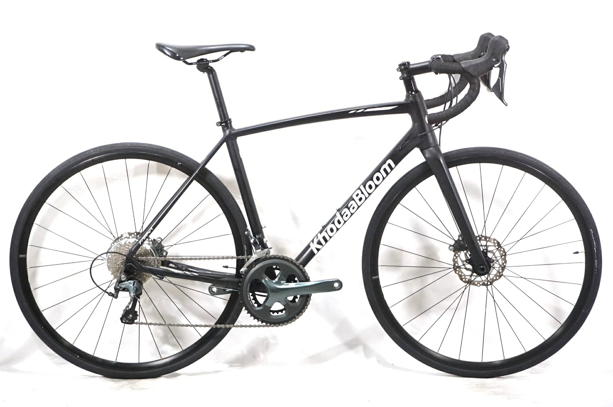 ■商品情報 メーカーサイズ:500 シートチューブ(C-T):500mm トップチューブ(C-C):550mm(ホリゾンタル換算) 適応身長:170-190cm(目安) 重量:約9.35kg フレーム材質:アルミ フロントフォーク:アルミ+カーボン レバー:TIAGRA 4720 フロントディレイラー:TIAGRA 4700 リアディレイラー:TIAGRA 4700 ブレーキ:TIAGRA 4770 クランク:TIAGRA 4700 50-34T 170mm スプロケット:SHIMANO HG500 11-32T シートポスト:純正 27.2mm ハンドル:純正 420mm ステム:ブランド不明 90mm サドル:KHODAABLOOM ホイール:純正 タイヤ:700x28C 変速段数:2x11 付属品:なし(ペダル付属なし) ■状態 全体的にキズが塗装欠けが複数あり、やや使用感の強い状態です。 ボルトなど、金属部分にサビがございます。 ホイールリムにキズがございます。 ■注意事項【在庫について】 在庫管理は細心の注意を払い行なっておりますが、システムの都合により在庫有と表記の商品につきましても、実在庫の反映との時間差により在庫が無い場合がございます。弊社はそれに伴う全てにおいて一切の責任は負いかねます事、何卒ご了承くださいませ。ご注文頂きました商品のご用意が出来かねました場合は、お電話とメールにてキャンセルご承諾お願いのご連絡をさせて頂きます。【掲載画像について】撮影方法やお客様の閲覧環境により、実際の商品とは違った色の見え方となる場合がございます。上記理由による返品、変更、キャンセルは一切お受け致しかねますまたシステム等の不備により、商品ページに別商品が含まれている、別カラー・仕様が掲載されている、商品情報に誤表記がある場合がございますご不明点がございましたら必ずご注文前にお問い合わせくださいませ。