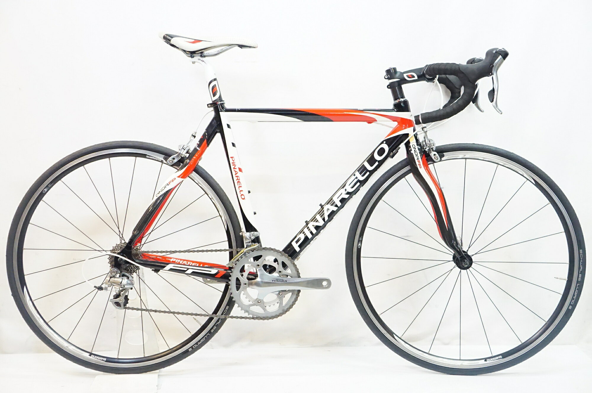 ■商品情報 サイズ: 500 シートチューブ(C-T): 535mm トップチューブ(C-C): 528mm(水平換算) 適応身長: 約168-178cm(目安) 重量: 約9.2kg フレーム: アルミ フォーク: カーボン 変速: SHIMANO TIAGRA 4500 2x9段 (純正構成と思われます) ブレーキ: SHIMANO TIAGRA 4500 ホイール: SHIMANO WH-R500 タイヤ: 700x23C 付属品: なし (ペダル付属なし) ■状態 若干の小傷はございますが、年式の割に使用感は少なく良好な状態です。 前後タイヤとバーテープを新品に交換済みです。 ■注意事項【在庫について】 在庫管理は細心の注意を払い行なっておりますが、システムの都合により在庫有と表記の商品につきましても、実在庫の反映との時間差により在庫が無い場合がございます。弊社はそれに伴う全てにおいて一切の責任は負いかねます事、何卒ご了承くださいませ。ご注文頂きました商品のご用意が出来かねました場合は、お電話とメールにてキャンセルご承諾お願いのご連絡をさせて頂きます。【掲載画像について】撮影方法やお客様の閲覧環境により、実際の商品とは違った色の見え方となる場合がございます。上記理由による返品、変更、キャンセルは一切お受け致しかねますまたシステム等の不備により、商品ページに別商品が含まれている、別カラー・仕様が掲載されている、商品情報に誤表記がある場合がございますご不明点がございましたら必ずご注文前にお問い合わせくださいませ。