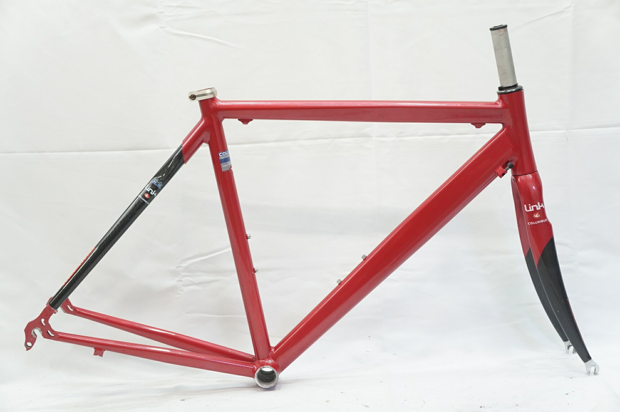 ■商品情報メーカーサイズシートチューブ(C-T)520mmトップチューブ(C-C)530mm(ホリゾンタル換算)適応身長165-175cm(目安)重量：約2.03kgフレーム材質アルミ+カーボンフロントフォークカーボンジャンルロードバイクコラム長105エンド幅 F 100mmエンド幅 R 130mm対応ブレーキリムブレーキホイールサイズ700CBB68mm/JISシートポスト径27.2mm付属品なし (画像に掲載している物で全てでございます。)■状態使用に伴うキズ、ヨゴレ等がございます。リアエンドにホイール脱着による塗装剥がれがございます。 ■注意事項【在庫について】 在庫管理は細心の注意を払い行なっておりますが、システムの都合により在庫有と表記の商品につきましても、実在庫の反映との時間差により在庫が無い場合がございます。弊社はそれに伴う全てにおいて一切の責任は負いかねます事、何卒ご了承くださいませ。ご注文頂きました商品のご用意が出来かねました場合は、お電話とメールにてキャンセルご承諾お願いのご連絡をさせて頂きます。【掲載画像について】撮影方法やお客様の閲覧環境により、実際の商品とは違った色の見え方となる場合がございます。上記理由による返品、変更、キャンセルは一切お受け致しかねますまたシステム等の不備により、商品ページに別商品が含まれている、別カラー・仕様が掲載されている、商品情報に誤表記がある場合がございますご不明点がございましたら必ずご注文前にお問い合わせくださいませ。