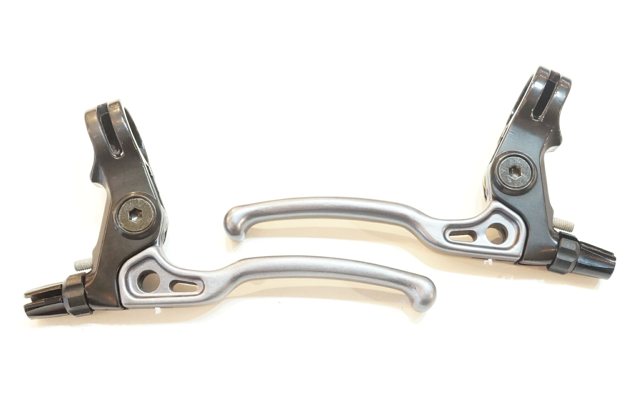 ■詳細・クランプ径: 22.2mm■状態・使用に伴う小キズ、ヨゴレ等がございます。【付属品】※画像に掲載している物で全てでございます。※商品の一部でも画像に無いものは欠品となり、返品返金は致しかねます為ご注意ください。 ■注意事項【在庫について】 在庫管理は細心の注意を払い行なっておりますが、システムの都合により在庫有と表記の商品につきましても、実在庫の反映との時間差により在庫が無い場合がございます。弊社はそれに伴う全てにおいて一切の責任は負いかねます事、何卒ご了承くださいませ。ご注文頂きました商品のご用意が出来かねました場合は、お電話とメールにてキャンセルご承諾お願いのご連絡をさせて頂きます。【掲載画像について】撮影方法やお客様の閲覧環境により、実際の商品とは違った色の見え方となる場合がございます。上記理由による返品、変更、キャンセルは一切お受け致しかねますまたシステム等の不備により、商品ページに別商品が含まれている、別カラー・仕様が掲載されている、商品情報に誤表記がある場合がございますご不明点がございましたら必ずご注文前にお問い合わせくださいませ。