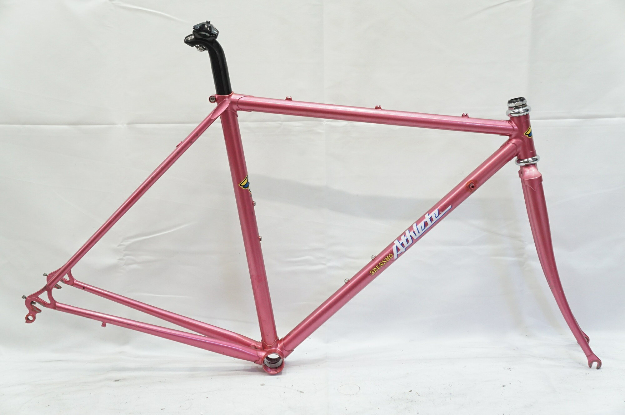 ■商品情報シートチューブ(C-T)480mmトップチューブ(C-C)510mm(ホリゾンタル換算)適応身長155-165cm(目安)重量：約2.94kgフレーム材質クロモリフロントフォーククロモリジャンルロードバイクエンド幅 F 100mmエンド幅 R 126mm/8mm対応ブレーキリムブレーキホイールサイズ700CBB68mm/JISシートポスト径27.2mm付属品なし (画像に掲載している物で全てでございます。)■状態使用に伴うキズ、ヨゴレ等がございます。ヘッドワッシャーが欠品しております。 ■注意事項【在庫について】 在庫管理は細心の注意を払い行なっておりますが、システムの都合により在庫有と表記の商品につきましても、実在庫の反映との時間差により在庫が無い場合がございます。弊社はそれに伴う全てにおいて一切の責任は負いかねます事、何卒ご了承くださいませ。ご注文頂きました商品のご用意が出来かねました場合は、お電話とメールにてキャンセルご承諾お願いのご連絡をさせて頂きます。【掲載画像について】撮影方法やお客様の閲覧環境により、実際の商品とは違った色の見え方となる場合がございます。上記理由による返品、変更、キャンセルは一切お受け致しかねますまたシステム等の不備により、商品ページに別商品が含まれている、別カラー・仕様が掲載されている、商品情報に誤表記がある場合がございますご不明点がございましたら必ずご注文前にお問い合わせくださいませ。