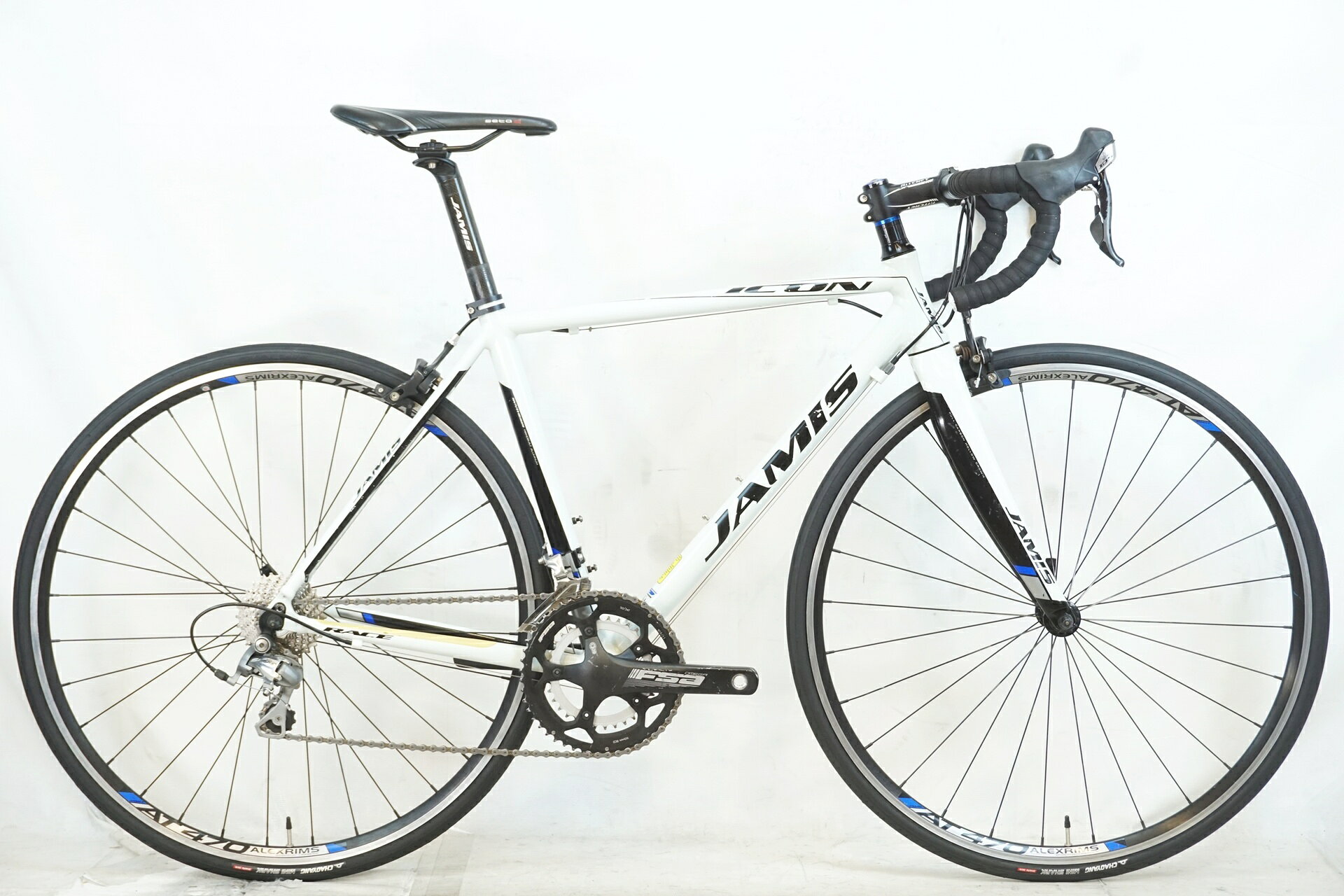■商品情報メーカーサイズ:48シートチューブ(C-T): 480mmトップチューブ(C-C):520mm(ホリゾンタル換算)適応身長:160-170cm(目安)重量:約8.8kgフレーム材質:アルミフロントフォーク:カーボンレバー:SHIMANO 105 5700フロントディレイラー:SHIMANO TIAGRA 4600リアディレイラー:SHIMANO TIAGRA 4600ブレーキ:TEKTROクランク:FSA 50-34T 170mmスプロケット:SHIMANO TIAGRA 4600 12-28Tシートポスト:純正 31.6mmハンドル:RITCHEY 400mmステム:RITCHEY 90mmサドル:SELLEROYALホイール:純正タイヤ:700x25C変速段数:2x10付属品:なし(ペダル付属なし)■状態使用に伴うキズやヨゴレ、使用感がございますが、動作に支障はございません。金属パーツに錆が出ております。 ■注意事項【在庫について】 在庫管理は細心の注意を払い行なっておりますが、システムの都合により在庫有と表記の商品につきましても、実在庫の反映との時間差により在庫が無い場合がございます。弊社はそれに伴う全てにおいて一切の責任は負いかねます事、何卒ご了承くださいませ。ご注文頂きました商品のご用意が出来かねました場合は、お電話とメールにてキャンセルご承諾お願いのご連絡をさせて頂きます。【掲載画像について】撮影方法やお客様の閲覧環境により、実際の商品とは違った色の見え方となる場合がございます。上記理由による返品、変更、キャンセルは一切お受け致しかねますまたシステム等の不備により、商品ページに別商品が含まれている、別カラー・仕様が掲載されている、商品情報に誤表記がある場合がございますご不明点がございましたら必ずご注文前にお問い合わせくださいませ。