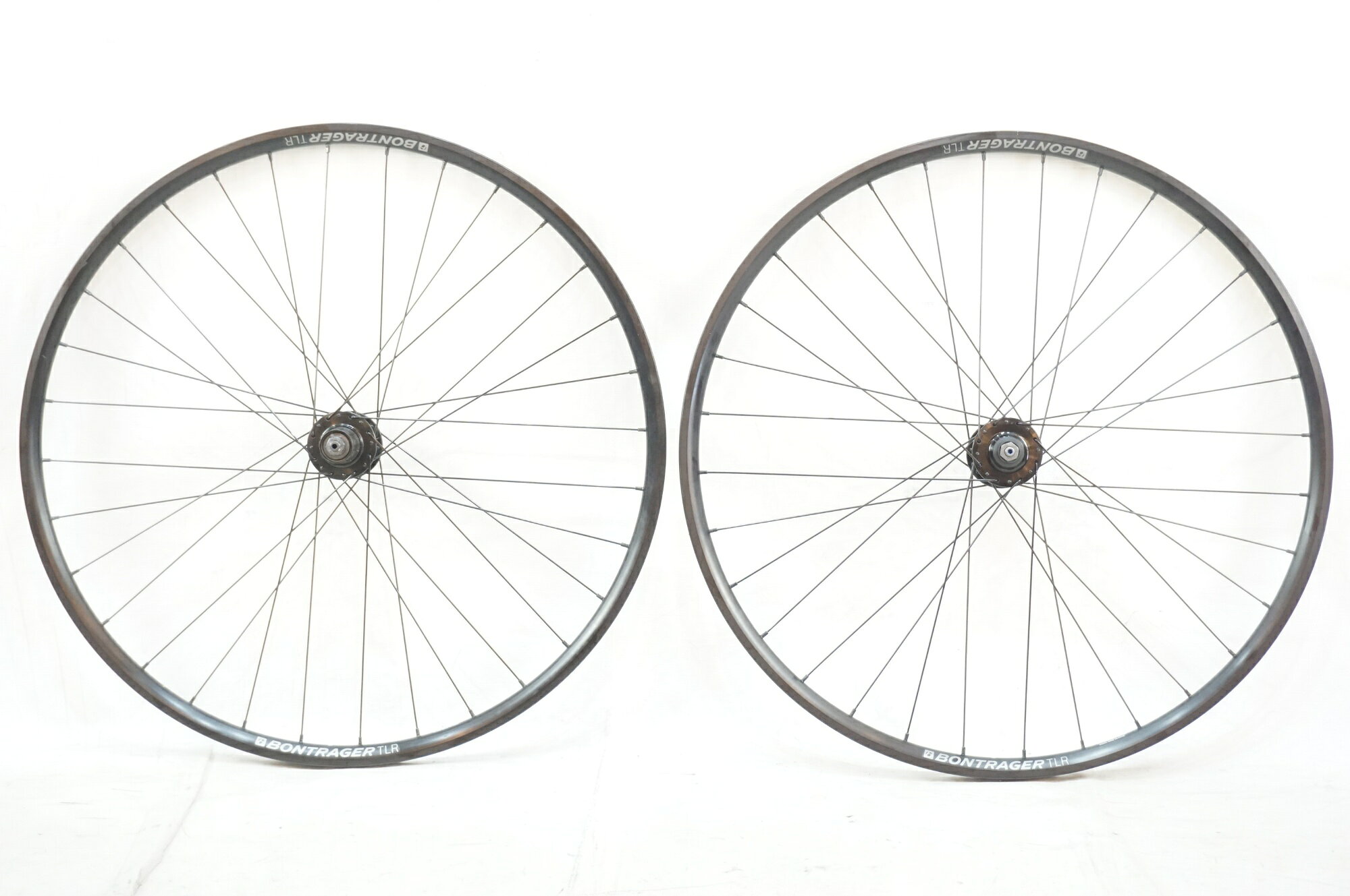 ■商品情報 サイズ：700C リム幅：17mm リムタイプ：クリンチャー フリータイプ：SHIMANO / SRAM 8-10S 重量 F：約1050g (タイヤなし) 重量 R：約1300g (タイヤなし) エンド幅 F：100mm エンド幅 R：135mm ブレーキタイプ：ディスクブレーキ(6-BOLT) その他付属品：なし ■状態 使用に伴うキズ、ヨゴレ等がございます。 前後共に1ミリ程度の振れがございます。 リアハブに回転抵抗がございます。 ■注意事項【在庫について】 在庫管理は細心の注意を払い行なっておりますが、システムの都合により在庫有と表記の商品につきましても、実在庫の反映との時間差により在庫が無い場合がございます。弊社はそれに伴う全てにおいて一切の責任は負いかねます事、何卒ご了承くださいませ。ご注文頂きました商品のご用意が出来かねました場合は、お電話とメールにてキャンセルご承諾お願いのご連絡をさせて頂きます。【掲載画像について】撮影方法やお客様の閲覧環境により、実際の商品とは違った色の見え方となる場合がございます。上記理由による返品、変更、キャンセルは一切お受け致しかねますまたシステム等の不備により、商品ページに別商品が含まれている、別カラー・仕様が掲載されている、商品情報に誤表記がある場合がございますご不明点がございましたら必ずご注文前にお問い合わせくださいませ。