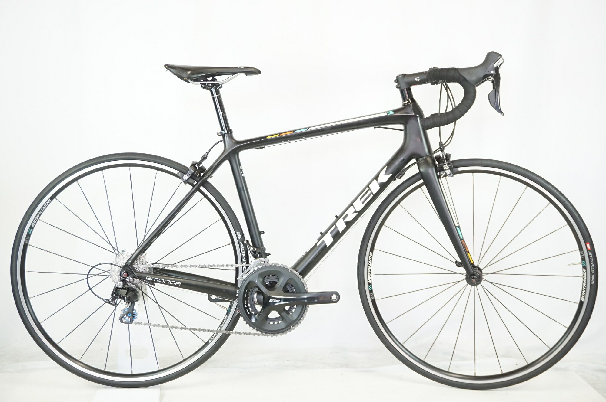 ■商品情報 メーカーサイズ:54 シートチューブ(C-T):506mm トップチューブ(C-C):543mm(ホリゾンタル換算) 適応身長:167-174cm(目安) 重量:約8.42kg フレーム材質:カーボン フロントフォーク:アルミ+カーボン レバー:SHIMANO 105 5800 フロントディレイラー:SHIMANO 105 5800 リアディレイラー:SHIMANO 105 5800 ブレーキ:SHIMANO 105 5800 クランク:SHIMANO 105 5800 50-34T 172.5mm スプロケット:SHIMANO 105 5800 11-28T シートポスト:純正 27.2mm ハンドル:純正 420mm ステム:純正 90mm サドル:純正 ホイール:純正 タイヤ:F:700x25c R:24c 変速段数:2x11 付属品:なし(ペダル付属なし) ■状態 ・全体的にキズや塗装剥がれ、錆や日焼けが多い状態です。 ・BB周辺にチェーン落ちキズがございます。 ・リアのハブにゴリ感がございます。 ・フロントのアウターワイヤー(シフト)が破れかかっております。 ・サドルの表面が劣化、剥がれております。 ※掲載画像以外にもキズや汚れはございますが、写真の掲載可能枚数の都合上、目立つ箇所を優先的に抜粋しております。 ■注意事項【在庫について】 在庫管理は細心の注意を払い行なっておりますが、システムの都合により在庫有と表記の商品につきましても、実在庫の反映との時間差により在庫が無い場合がございます。弊社はそれに伴う全てにおいて一切の責任は負いかねます事、何卒ご了承くださいませ。ご注文頂きました商品のご用意が出来かねました場合は、お電話とメールにてキャンセルご承諾お願いのご連絡をさせて頂きます。【掲載画像について】撮影方法やお客様の閲覧環境により、実際の商品とは違った色の見え方となる場合がございます。上記理由による返品、変更、キャンセルは一切お受け致しかねますまたシステム等の不備により、商品ページに別商品が含まれている、別カラー・仕様が掲載されている、商品情報に誤表記がある場合がございますご不明点がございましたら必ずご注文前にお問い合わせくださいませ。