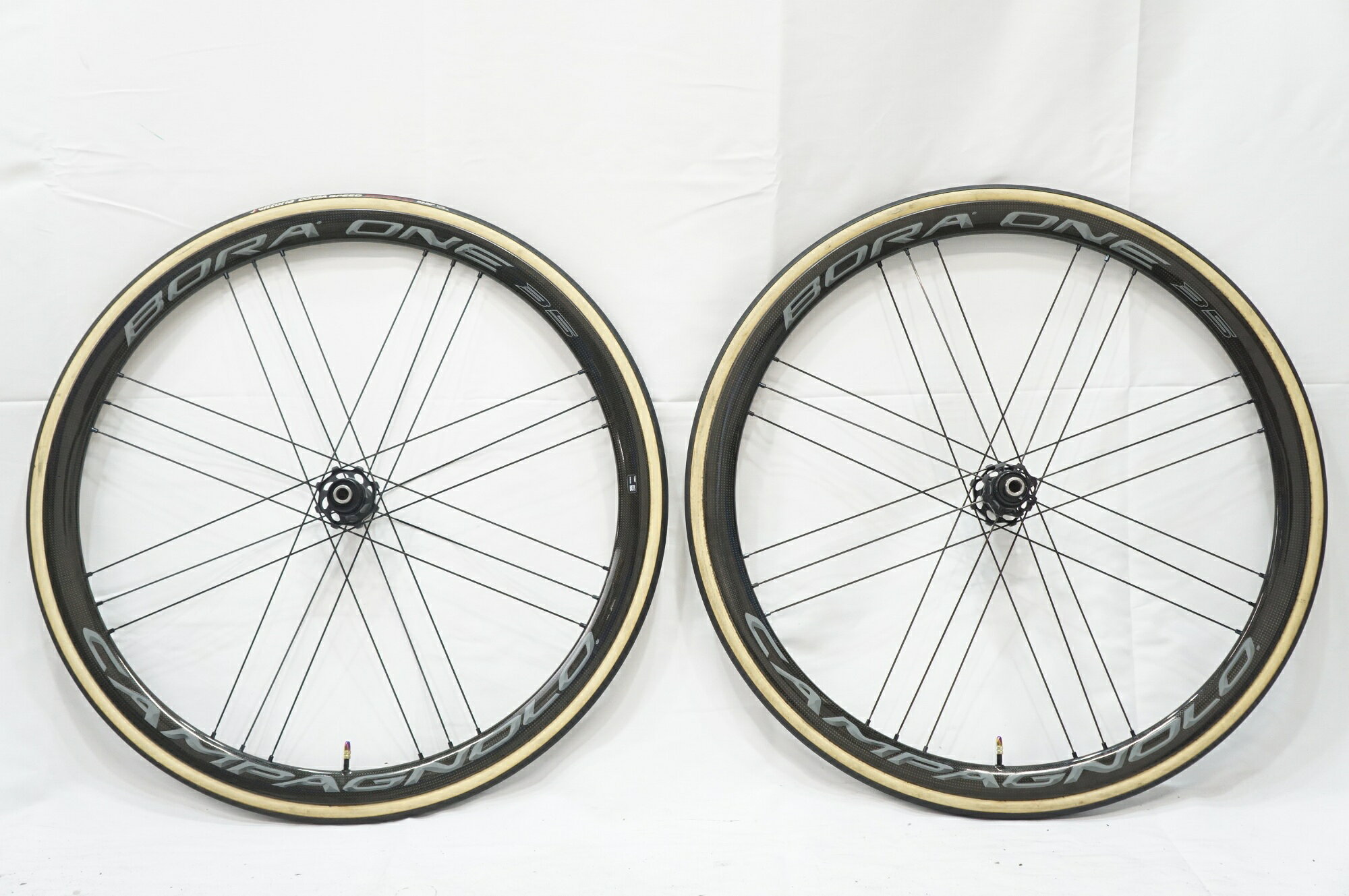 ■商品情報サイズ：700Cリム幅：(外-外)24.2mmリムタイプ：チューブラーフリータイプ：SHIMANO / SRAM 11S重量 F：約840g (タイヤあり)重量 R：約910g (タイヤあり)エンド幅 F：100×12mmエンド幅 R：142×12mmブレーキタイプ：ディスクブレーキ(センターロック)タイヤ ：ありその他付属品：なし■状態使用に伴うキズ、ヨゴレ等がございます。前後リムに2-3mm程度のフレがございます。フリーボディの一部に削れがございます。タイヤはリム保護のためにつけておりますので、その品質について保証はございません。 ■注意事項【在庫について】 在庫管理は細心の注意を払い行なっておりますが、システムの都合により在庫有と表記の商品につきましても、実在庫の反映との時間差により在庫が無い場合がございます。弊社はそれに伴う全てにおいて一切の責任は負いかねます事、何卒ご了承くださいませ。ご注文頂きました商品のご用意が出来かねました場合は、お電話とメールにてキャンセルご承諾お願いのご連絡をさせて頂きます。【掲載画像について】撮影方法やお客様の閲覧環境により、実際の商品とは違った色の見え方となる場合がございます。上記理由による返品、変更、キャンセルは一切お受け致しかねますまたシステム等の不備により、商品ページに別商品が含まれている、別カラー・仕様が掲載されている、商品情報に誤表記がある場合がございますご不明点がございましたら必ずご注文前にお問い合わせくださいませ。