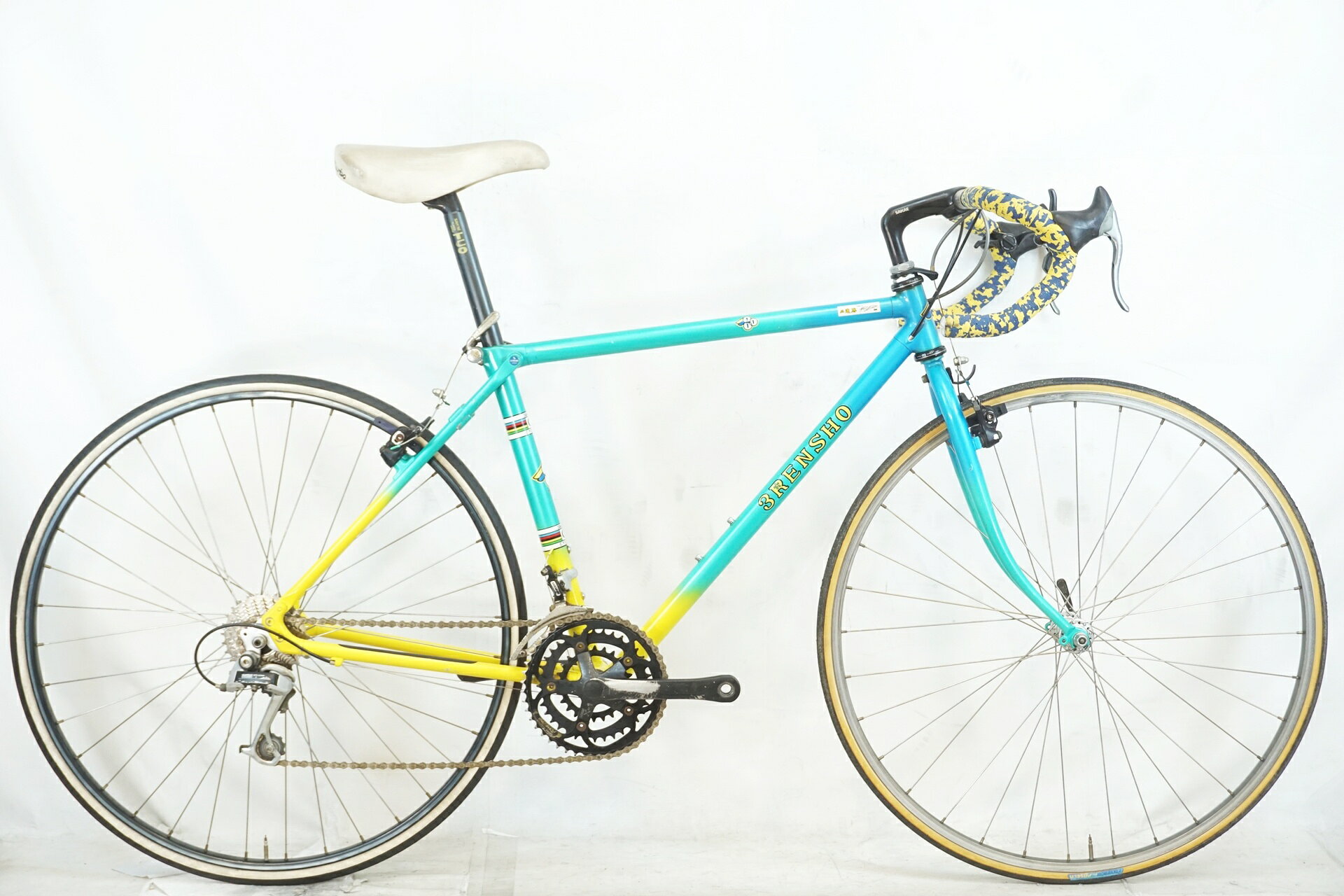 ■商品情報メーカーサイズ:46シートチューブ(C-T): 460mmトップチューブ(C-C):560mm(ホリゾンタル換算)適応身長:170-180cm(目安)重量:約10.85kgフレーム材質:アルミフロントフォーク:クロモリレバー:SHIMANO 600フロントディレイラー:SUNTOURリアディレイラー:SUNTOURブレーキ:DIA-COMPEクランク:SAKAE 46-36-24T 170mmスプロケット:FALCON 14-28Tシートポスト:SAKAE 28.6mmハンドル:SAKAE 420mmステム:SAKAE 100mmサドル:SELLE ITALIA TURBOホイール:SAMSINタイヤ:700x25C/28C変速段数:3x7付属品:なし(ペダル付属なし)■状態全体的に使用感が強く消耗品の交換が必要です。フレームや金属パーツに錆が出ております前輪リムのブレーキ面のヘリがひどい状態です。FDが変形しております。【ジャンク品について】・本商品は現状で使用に問題があると弊社で判断をした商品でございます。・記載のない箇所につきましても一切、保証対応は致しておりません。・上記状態をご理解の上、お客様の責任のもとご注文・ご使用をお願い致します。 ■注意事項【在庫について】 在庫管理は細心の注意を払い行なっておりますが、システムの都合により在庫有と表記の商品につきましても、実在庫の反映との時間差により在庫が無い場合がございます。弊社はそれに伴う全てにおいて一切の責任は負いかねます事、何卒ご了承くださいませ。ご注文頂きました商品のご用意が出来かねました場合は、お電話とメールにてキャンセルご承諾お願いのご連絡をさせて頂きます。【掲載画像について】撮影方法やお客様の閲覧環境により、実際の商品とは違った色の見え方となる場合がございます。上記理由による返品、変更、キャンセルは一切お受け致しかねますまたシステム等の不備により、商品ページに別商品が含まれている、別カラー・仕様が掲載されている、商品情報に誤表記がある場合がございますご不明点がございましたら必ずご注文前にお問い合わせくださいませ。