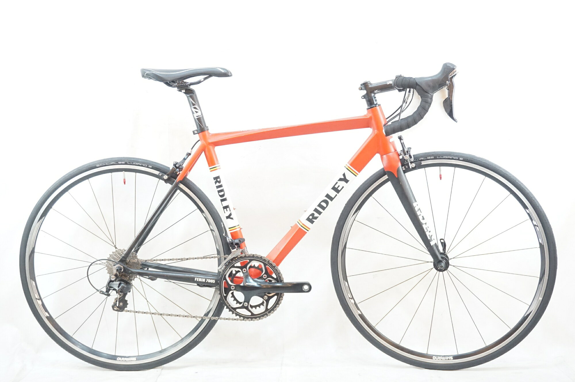■商品情報 メーカーサイズ:S シートチューブ(C-T):510mm トップチューブ(C-C):545mm(ホリゾンタル換算) 適応身長:170-180cm(目安) 重量:約9.4kg フレーム材質:アルミ フロントフォーク:カーボン メインコンポ:SHIMANO 105 5800 クランク:50-34T 170mm スプロケット:11-28T シートポスト:31.6mm ハンドル:400mm ステム:100mm ホイール:SHIMANO WH-RS010 タイヤ:700x25C 変速段数:2x11 付属品:なし(ペダル付属なし) ■状態 全体的にキズやヨゴレ、使用感がございます。 全体的にガリキズ、塗装禿等が目立つ状態でございます。 金属パーツ全体にサビがございます。 ■注意事項【在庫について】 在庫管理は細心の注意を払い行なっておりますが、システムの都合により在庫有と表記の商品につきましても、実在庫の反映との時間差により在庫が無い場合がございます。弊社はそれに伴う全てにおいて一切の責任は負いかねます事、何卒ご了承くださいませ。ご注文頂きました商品のご用意が出来かねました場合は、お電話とメールにてキャンセルご承諾お願いのご連絡をさせて頂きます。【掲載画像について】撮影方法やお客様の閲覧環境により、実際の商品とは違った色の見え方となる場合がございます。上記理由による返品、変更、キャンセルは一切お受け致しかねますまたシステム等の不備により、商品ページに別商品が含まれている、別カラー・仕様が掲載されている、商品情報に誤表記がある場合がございますご不明点がございましたら必ずご注文前にお問い合わせくださいませ。