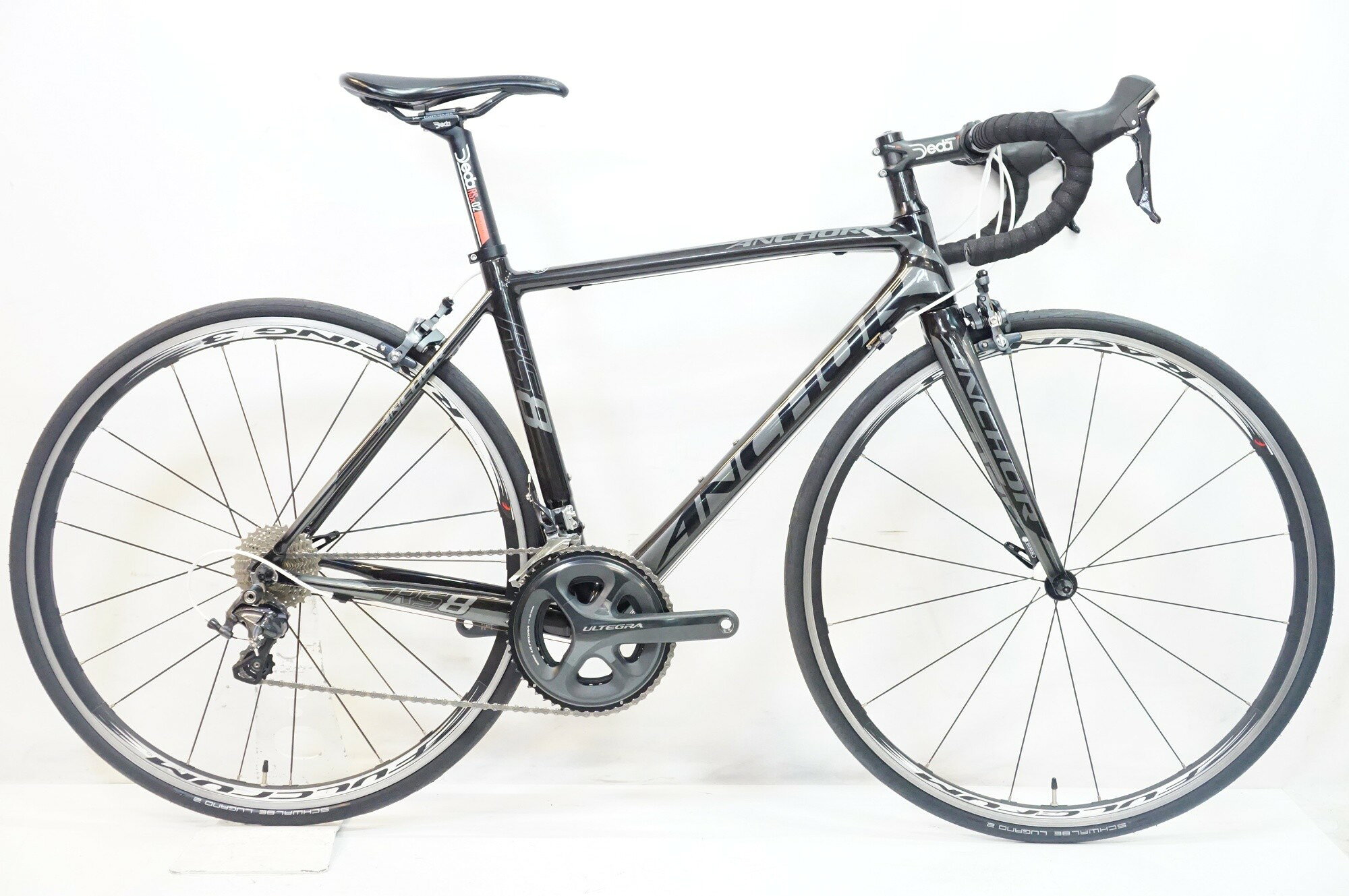 ■商品情報 サイズ: 490 シートチューブ(C-T): 490mm トップチューブ(C-C): 535mm(水平換算) 適応身長: 約164-176cm(目安) 重量: 約8.1kg フレーム/フォーク: カーボン 変速: SHIMANO ULTEGRA 6800 2x11段 (純正構成と思われます) ブレーキ: SHIMANO ULTEGRA 6800 ホイール: FULCRUM RACING 3 C15 タイヤ: 700x25C 付属品: なし (ペダル付属なし) ■状態 若干の小傷や汚れはございますが、使用感は少なく良好な状態です。 ホイールがカスタムされております。 前後タイヤとバーテープ、チェーンを新品に交換済みです。 ■注意事項【在庫について】 在庫管理は細心の注意を払い行なっておりますが、システムの都合により在庫有と表記の商品につきましても、実在庫の反映との時間差により在庫が無い場合がございます。弊社はそれに伴う全てにおいて一切の責任は負いかねます事、何卒ご了承くださいませ。ご注文頂きました商品のご用意が出来かねました場合は、お電話とメールにてキャンセルご承諾お願いのご連絡をさせて頂きます。【掲載画像について】撮影方法やお客様の閲覧環境により、実際の商品とは違った色の見え方となる場合がございます。上記理由による返品、変更、キャンセルは一切お受け致しかねますまたシステム等の不備により、商品ページに別商品が含まれている、別カラー・仕様が掲載されている、商品情報に誤表記がある場合がございますご不明点がございましたら必ずご注文前にお問い合わせくださいませ。