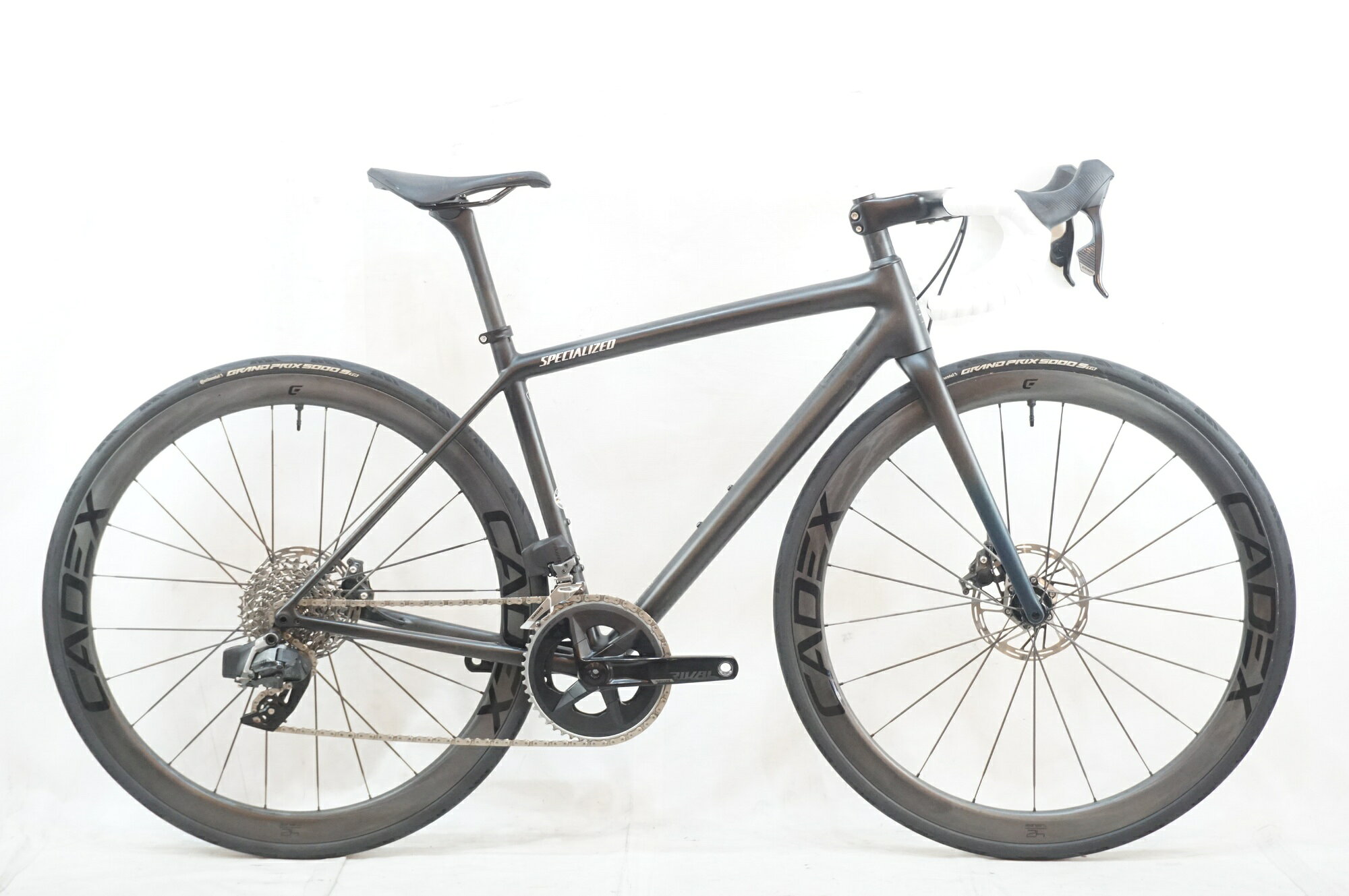 ■商品情報 メーカーサイズ：52 シートチューブ(C-T)：462mm(実測) トップチューブ(C-C)：531mm(ホリゾンタル換算 実測) 適応身長：163-170cm(目安) 重量：約7.2kg フレーム材質：カーボン フロントフォーク：カーボン メインコンポ：SRAM RIVAL eTAP クランク：RIVAL 43-35T 170mm スプロケット：SRAM 10-36T ハンドル：TNI SWORD 420x120 サドル：SPECIALIZED POWER ホイール：CADEX 42 DISC タイヤ：CONTINENTAL GRAND PRIX 5000S TR 700x28C 変速段数：2x12 付属品：充電器(ペダル付属なし) ■状態 目立ったキズや使用感は少なく、非常に良好な状態でございます。 タイヤが劣化しております。 また、TLRの為内部のシーラントも劣化している可能性が高い状態です。 上記のタイヤ、シーラントにつきましては保証対象外となります。予めご了承ください。 ■注意事項【在庫について】 在庫管理は細心の注意を払い行なっておりますが、システムの都合により在庫有と表記の商品につきましても、実在庫の反映との時間差により在庫が無い場合がございます。弊社はそれに伴う全てにおいて一切の責任は負いかねます事、何卒ご了承くださいませ。ご注文頂きました商品のご用意が出来かねました場合は、お電話とメールにてキャンセルご承諾お願いのご連絡をさせて頂きます。【掲載画像について】撮影方法やお客様の閲覧環境により、実際の商品とは違った色の見え方となる場合がございます。上記理由による返品、変更、キャンセルは一切お受け致しかねますまたシステム等の不備により、商品ページに別商品が含まれている、別カラー・仕様が掲載されている、商品情報に誤表記がある場合がございますご不明点がございましたら必ずご注文前にお問い合わせくださいませ。