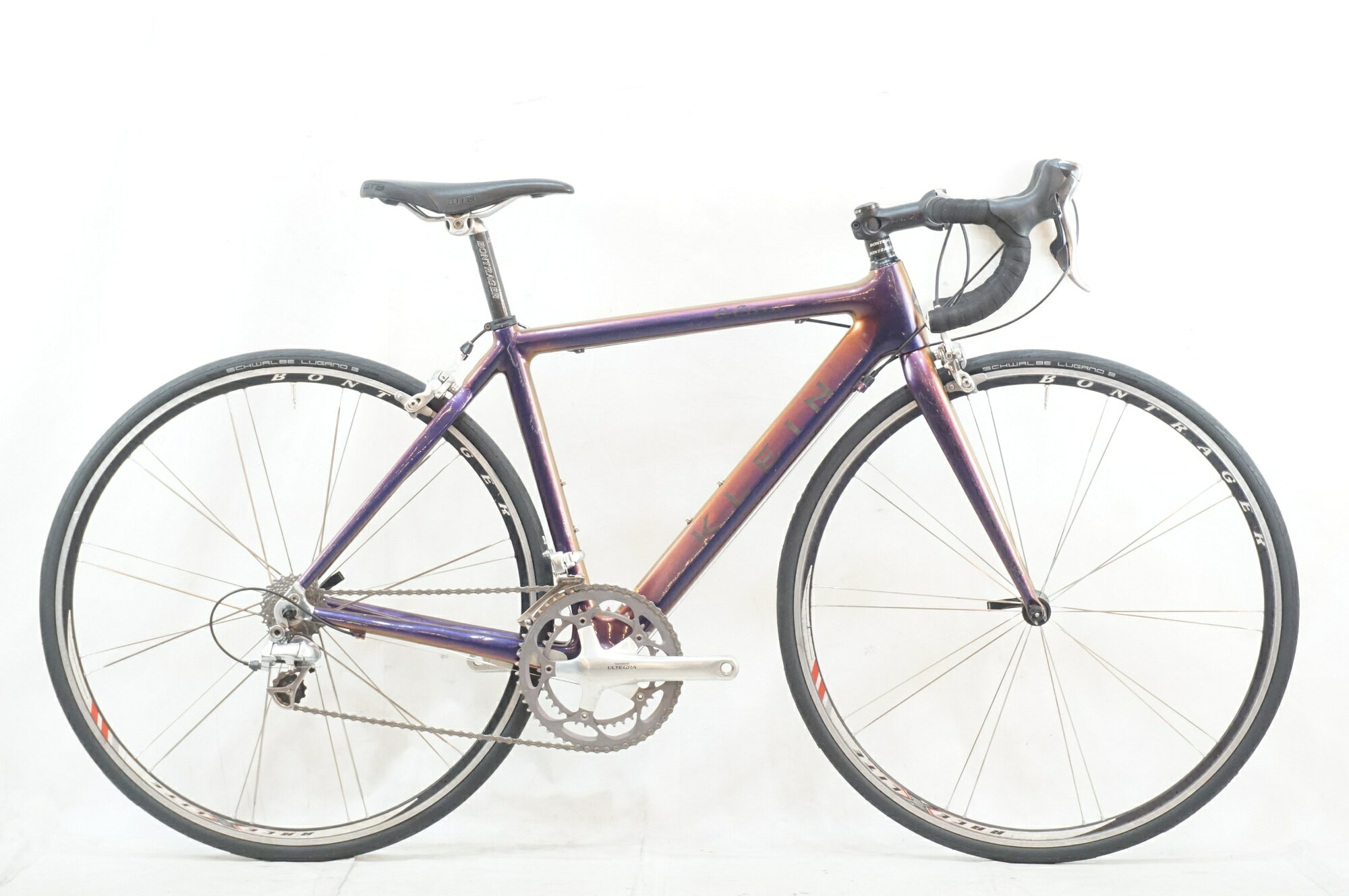 ■商品情報 メーカーサイズ:不明 シートチューブ(C-T):470mm トップチューブ(C-C):510mm(ホリゾンタル換算) 適応身長:155-165cm(目安) 重量:約7.4kg フレーム材質:カーボン フロントフォーク:カーボン メインコンポ:SHIMANO DURA-ACE 7800/ULTEGRA クランク:53-39T 165mm スプロケット:12-23T シートポスト:27.2mm ハンドル:400mm ステム:90mm タイヤ:700x25C 変速段数:2x10 付属品:なし(ペダル付属なし) ■状態 キズ、擦れ、汚れ等が目立ち、使用感の強い状態でございます。 フレーム全体にガリキズ、リムブレーキ面に白サビがございます。 左右ブラケットカバーに劣化、べたつきがございます。 ボルト類にサビがございます。 画像に映りきらないダメージが多数ございます。ご理解の上、ご検討下さい。 ■注意事項【在庫について】 在庫管理は細心の注意を払い行なっておりますが、システムの都合により在庫有と表記の商品につきましても、実在庫の反映との時間差により在庫が無い場合がございます。弊社はそれに伴う全てにおいて一切の責任は負いかねます事、何卒ご了承くださいませ。ご注文頂きました商品のご用意が出来かねました場合は、お電話とメールにてキャンセルご承諾お願いのご連絡をさせて頂きます。【掲載画像について】撮影方法やお客様の閲覧環境により、実際の商品とは違った色の見え方となる場合がございます。上記理由による返品、変更、キャンセルは一切お受け致しかねますまたシステム等の不備により、商品ページに別商品が含まれている、別カラー・仕様が掲載されている、商品情報に誤表記がある場合がございますご不明点がございましたら必ずご注文前にお問い合わせくださいませ。