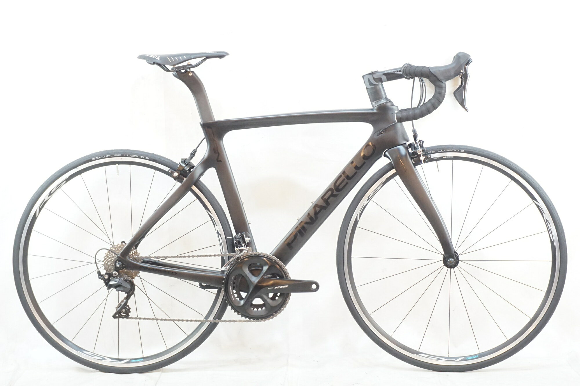■商品情報 メーカーサイズ:515 シートチューブ(C-T):510mm トップチューブ(C-C):535mm(ホリゾンタル換算) 適応身長:167-175cm(目安) 重量:約8.6kg フレーム材質:カーボン フロントフォーク:カーボン メインコンポ:SHIMANO 105 R7000 クランク:50-34T 170mm スプロケット:11-30T シートポスト:専用 ハンドル:400mm ステム:100mm ホイール:SHIMANO WH-RS100 タイヤ:700x25C 変速段数:2x11 付属品:なし(ペダル付属なし) ■状態 使用に伴うキズやヨゴレがございます。 左レバー正面にガリ傷がございます。 BB付近にチェーン落ちによるガリ傷がございます。 トップチューブ左側に塗装面の割れがございます。 いずれも外見上クラックはございません。 ■注意事項【在庫について】 在庫管理は細心の注意を払い行なっておりますが、システムの都合により在庫有と表記の商品につきましても、実在庫の反映との時間差により在庫が無い場合がございます。弊社はそれに伴う全てにおいて一切の責任は負いかねます事、何卒ご了承くださいませ。ご注文頂きました商品のご用意が出来かねました場合は、お電話とメールにてキャンセルご承諾お願いのご連絡をさせて頂きます。【掲載画像について】撮影方法やお客様の閲覧環境により、実際の商品とは違った色の見え方となる場合がございます。上記理由による返品、変更、キャンセルは一切お受け致しかねますまたシステム等の不備により、商品ページに別商品が含まれている、別カラー・仕様が掲載されている、商品情報に誤表記がある場合がございますご不明点がございましたら必ずご注文前にお問い合わせくださいませ。