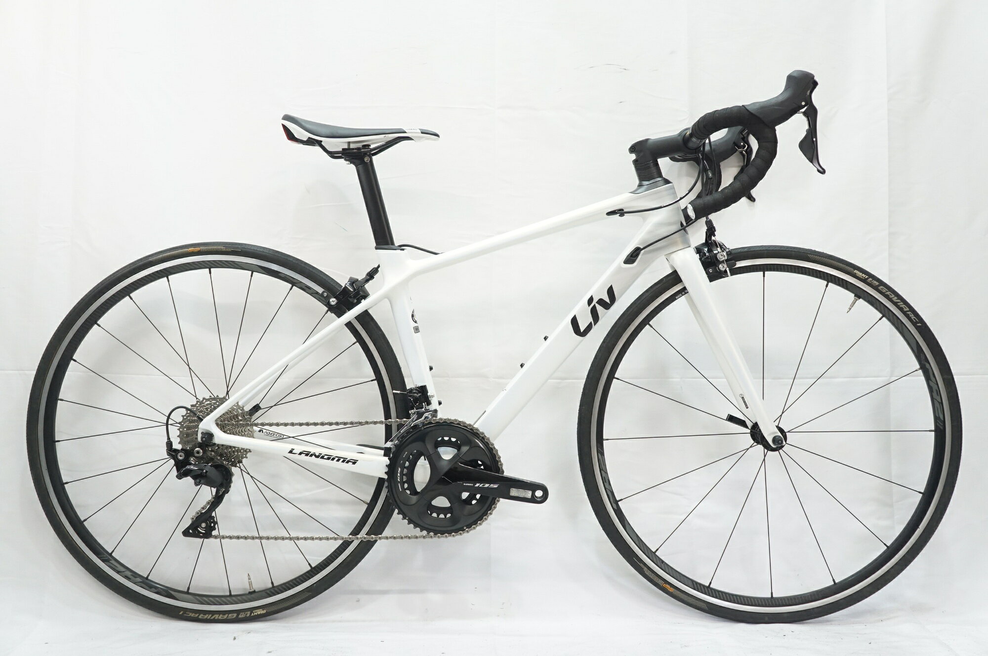 ■商品情報メーカーサイズ:XSシートチューブ(C-T): 410mmトップチューブ(C-C):507mm(ホリゾンタル換算)適応身長:155-170cm(目安)重量:約7.9kgフレーム材質:カーボンフロントフォーク:カーボンメインコンポ:SHIMANO 105 R7000クランク:FC-R7000 GIANT POWER PRO S 50-34T 165mmスプロケット:11-34Tシートポスト:専用ハンドル:純正 360mmステム:純正 80mmサドル:純正ホイール:純正タイヤ:700x25C変速段数:2x11付属品:リアライト、パワーメータ用充電器■状態使用に伴うキズやヨゴレがございますが、比較的状態良好です。チェーンステーの保護シートに劣化による黄ばみがございます。パワーメーター接続確認済みです。 ■注意事項【在庫について】 在庫管理は細心の注意を払い行なっておりますが、システムの都合により在庫有と表記の商品につきましても、実在庫の反映との時間差により在庫が無い場合がございます。弊社はそれに伴う全てにおいて一切の責任は負いかねます事、何卒ご了承くださいませ。ご注文頂きました商品のご用意が出来かねました場合は、お電話とメールにてキャンセルご承諾お願いのご連絡をさせて頂きます。【掲載画像について】撮影方法やお客様の閲覧環境により、実際の商品とは違った色の見え方となる場合がございます。上記理由による返品、変更、キャンセルは一切お受け致しかねますまたシステム等の不備により、商品ページに別商品が含まれている、別カラー・仕様が掲載されている、商品情報に誤表記がある場合がございますご不明点がございましたら必ずご注文前にお問い合わせくださいませ。