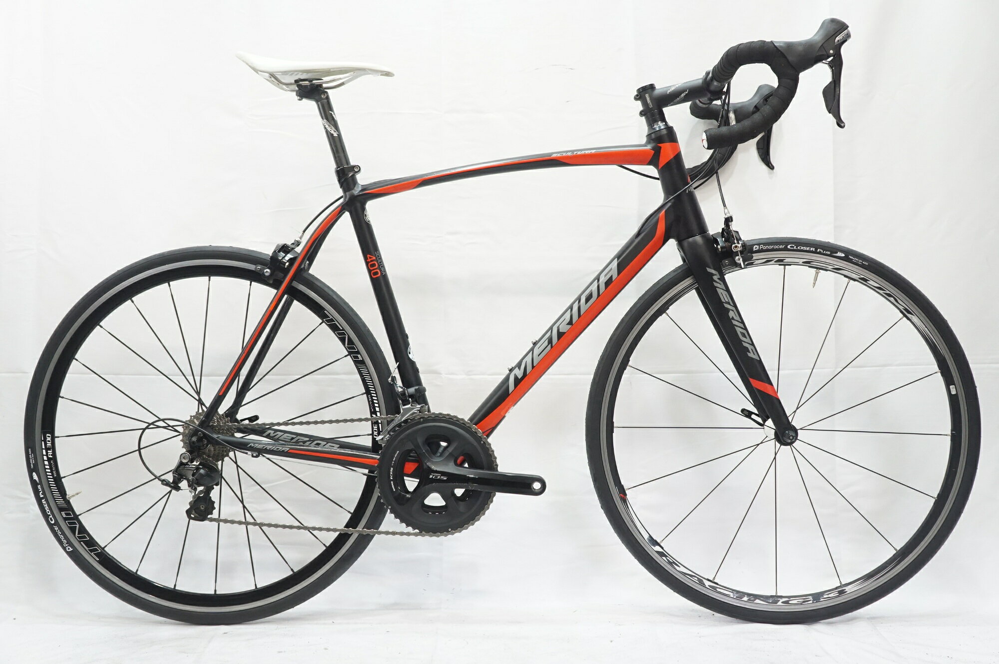 ■商品情報メーカーサイズ:Lシートチューブ(C-T): 560mmトップチューブ(C-C):575mm(ホリゾンタル換算)適応身長:185-195cm(目安)重量:約8.1kgフレーム材質:アルミフロントフォーク:カーボンメインコンポ:SHIMANO 105 5800クランク:52-36T 175mmスプロケット:11-25Tシートポスト:純正ハンドル:純正ステム:純正サドル:SPECIALIZEDホイール:F:FULCRUM RACING3 R:TNI AL300タイヤ:700x25C変速段数:2x11付属品:なし(ペダル付属なし)■状態使用に伴うキズやヨゴレ、使用感がございます。トップチューブにタッチアップされた箇所がございます。劣化による塗装割れがございます。リアホールハブに軽微なガタつきがございます。 ■注意事項【在庫について】 在庫管理は細心の注意を払い行なっておりますが、システムの都合により在庫有と表記の商品につきましても、実在庫の反映との時間差により在庫が無い場合がございます。弊社はそれに伴う全てにおいて一切の責任は負いかねます事、何卒ご了承くださいませ。ご注文頂きました商品のご用意が出来かねました場合は、お電話とメールにてキャンセルご承諾お願いのご連絡をさせて頂きます。【掲載画像について】撮影方法やお客様の閲覧環境により、実際の商品とは違った色の見え方となる場合がございます。上記理由による返品、変更、キャンセルは一切お受け致しかねますまたシステム等の不備により、商品ページに別商品が含まれている、別カラー・仕様が掲載されている、商品情報に誤表記がある場合がございますご不明点がございましたら必ずご注文前にお問い合わせくださいませ。