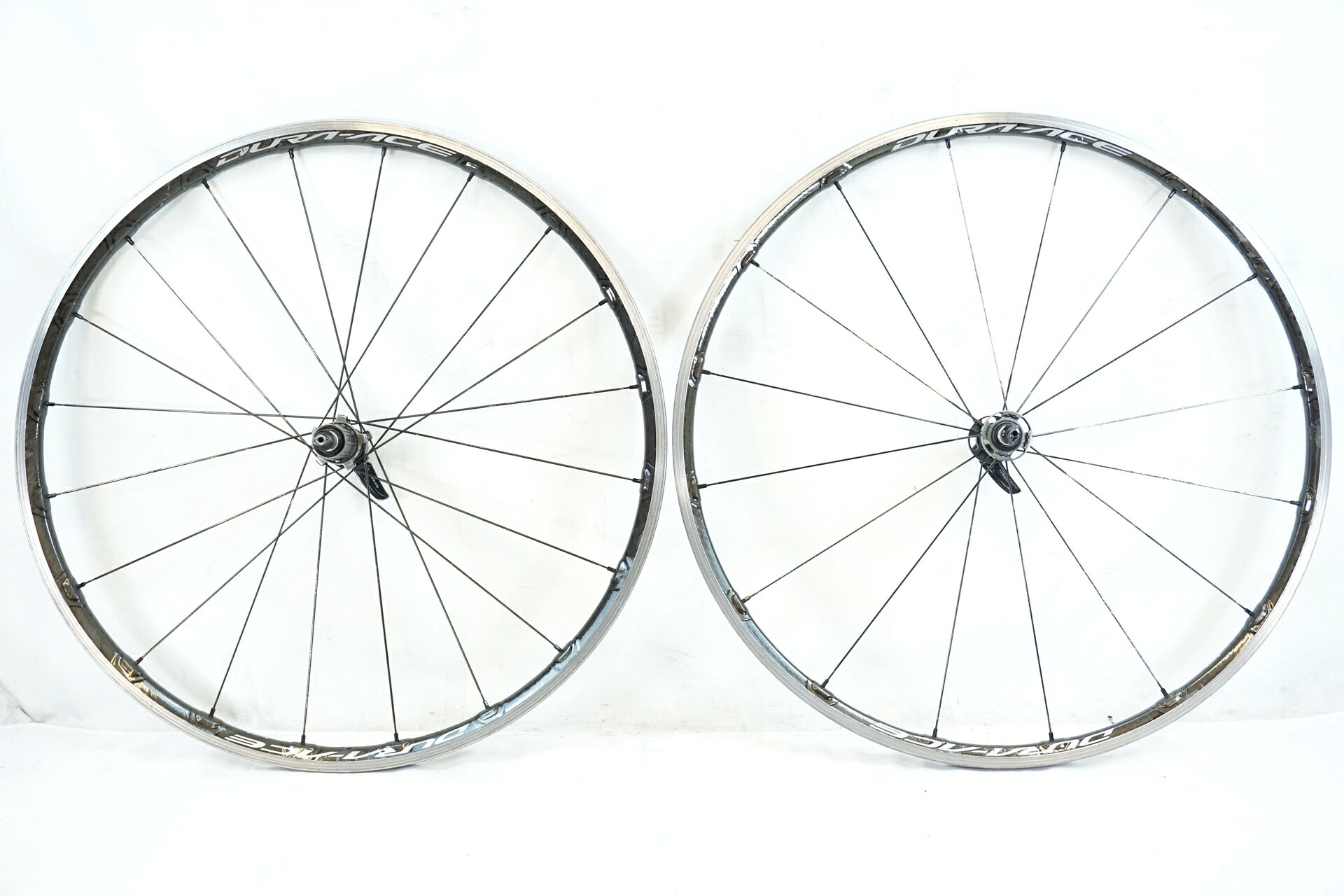 ■商品情報サイズ：700Cリム幅：15mmリムタイプ：クリンチャーブレーキタイプ：リムフリータイプ：シマノ 11s重量 F：約650g（写真の状態）重量 R：約910g（写真の状態）エンド幅 F：100mmエンド幅 R：130mm■状態・全体的に使用感が強くございます。・前後スポークの変形はございませんが、塗装はげがございます。・前後リム表面のカーボンラミネート部分にクリアはげがございます。・前後共に1mm程の振れがございます。・大きな振れ、ハブゴリなどはなく使用、走行に問題はございません。 ■注意事項【在庫について】 在庫管理は細心の注意を払い行なっておりますが、システムの都合により在庫有と表記の商品につきましても、実在庫の反映との時間差により在庫が無い場合がございます。弊社はそれに伴う全てにおいて一切の責任は負いかねます事、何卒ご了承くださいませ。ご注文頂きました商品のご用意が出来かねました場合は、お電話とメールにてキャンセルご承諾お願いのご連絡をさせて頂きます。【掲載画像について】撮影方法やお客様の閲覧環境により、実際の商品とは違った色の見え方となる場合がございます。上記理由による返品、変更、キャンセルは一切お受け致しかねますまたシステム等の不備により、商品ページに別商品が含まれている、別カラー・仕様が掲載されている、商品情報に誤表記がある場合がございますご不明点がございましたら必ずご注文前にお問い合わせくださいませ。