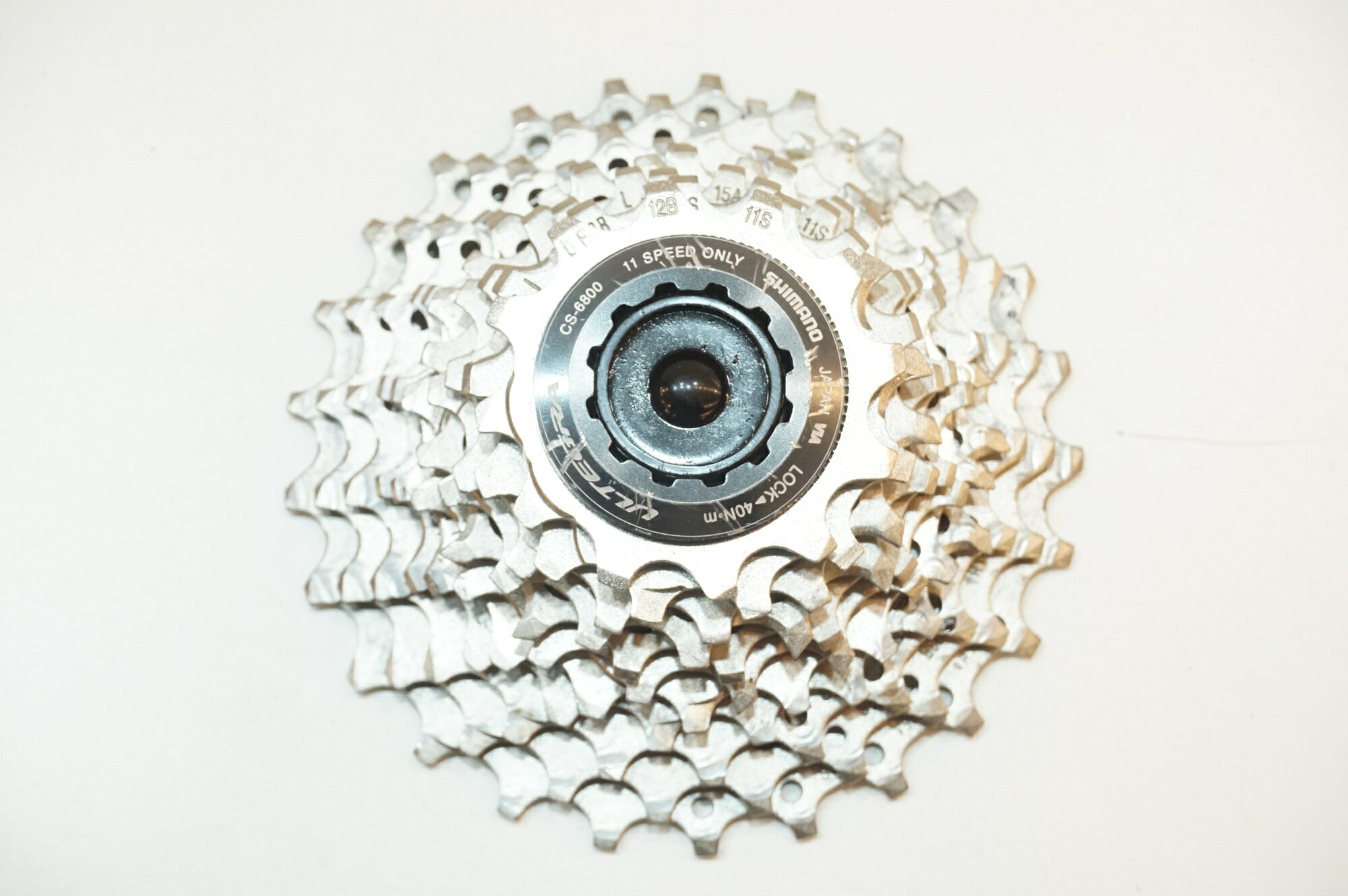 ■商品情報 12-25T ■状態 使用に伴うキズなどの使用感がございます。 真ん中の黒い芯は付属致しません。 写真はなるべく実際の色に近付けておりますが、閲覧する環境によって色が異なる場合がございます。 ■付属品 掲載している画像の物が全てになります。 ※掲載されていない物は欠品となります。 　また、欠品している物は取り寄せなど出来かねる為予めご了承ください。 ■注意事項【在庫について】 在庫管理は細心の注意を払い行なっておりますが、システムの都合により在庫有と表記の商品につきましても、実在庫の反映との時間差により在庫が無い場合がございます。弊社はそれに伴う全てにおいて一切の責任は負いかねます事、何卒ご了承くださいませ。ご注文頂きました商品のご用意が出来かねました場合は、お電話とメールにてキャンセルご承諾お願いのご連絡をさせて頂きます。【掲載画像について】撮影方法やお客様の閲覧環境により、実際の商品とは違った色の見え方となる場合がございます。上記理由による返品、変更、キャンセルは一切お受け致しかねますまたシステム等の不備により、商品ページに別商品が含まれている、別カラー・仕様が掲載されている、商品情報に誤表記がある場合がございますご不明点がございましたら必ずご注文前にお問い合わせくださいませ。